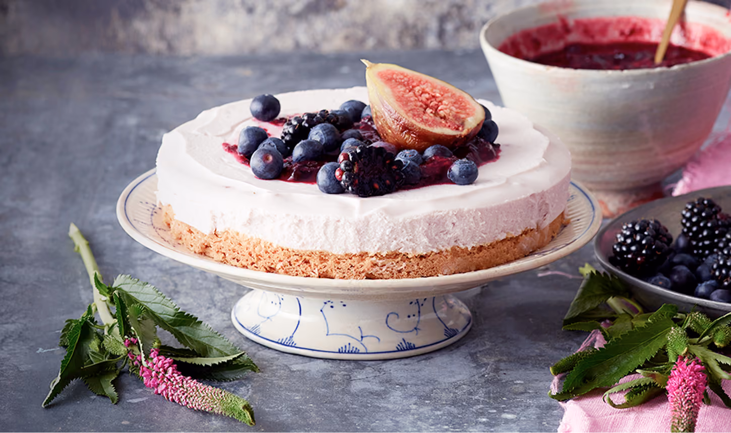 Ronde taart op een zandbodem, afgewerkt met witte room, verse vijgen, bramen en blauwe bessen, op een grijze ondergrond naast een schaal fruit
Tarte sur fond sablé garnie de crème blanche, de figues fraîches, de mûres et de myrtilles, posée sur un plan gris à côté d'une coupe de fruits
Torte auf Sablé-Boden mit weißer Creme, frischen Feigen, Brombeeren und Blaubeeren, auf grauem Untergrund neben einer Schale Obst
Tart on a sablé base topped with white cream, fresh figs, blackberries and blueberries, on a grey surface beside a bowl of fruit