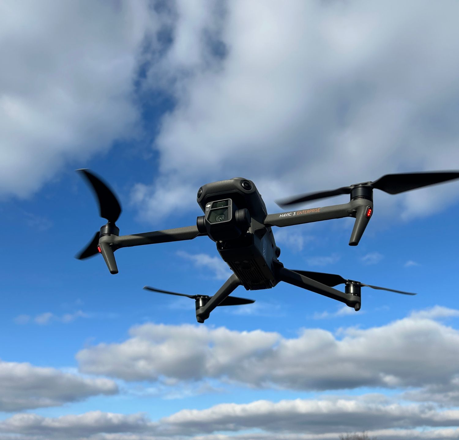 Dron používaný pro zaměření stavby s přesností na 1 cm