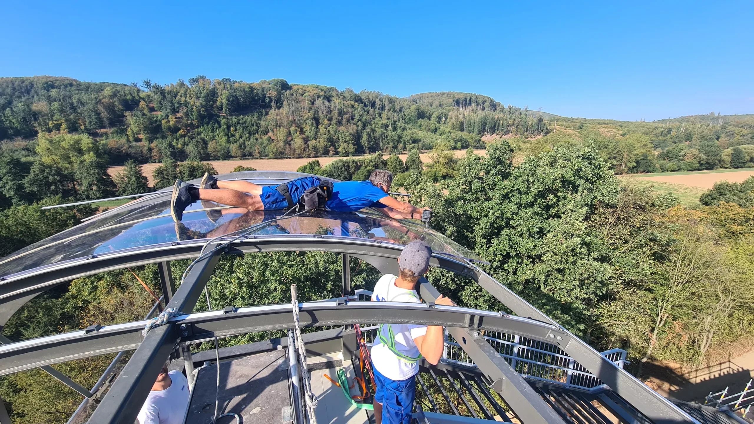 Montážníci PAMA při osazování prosvětlovací konstrukce