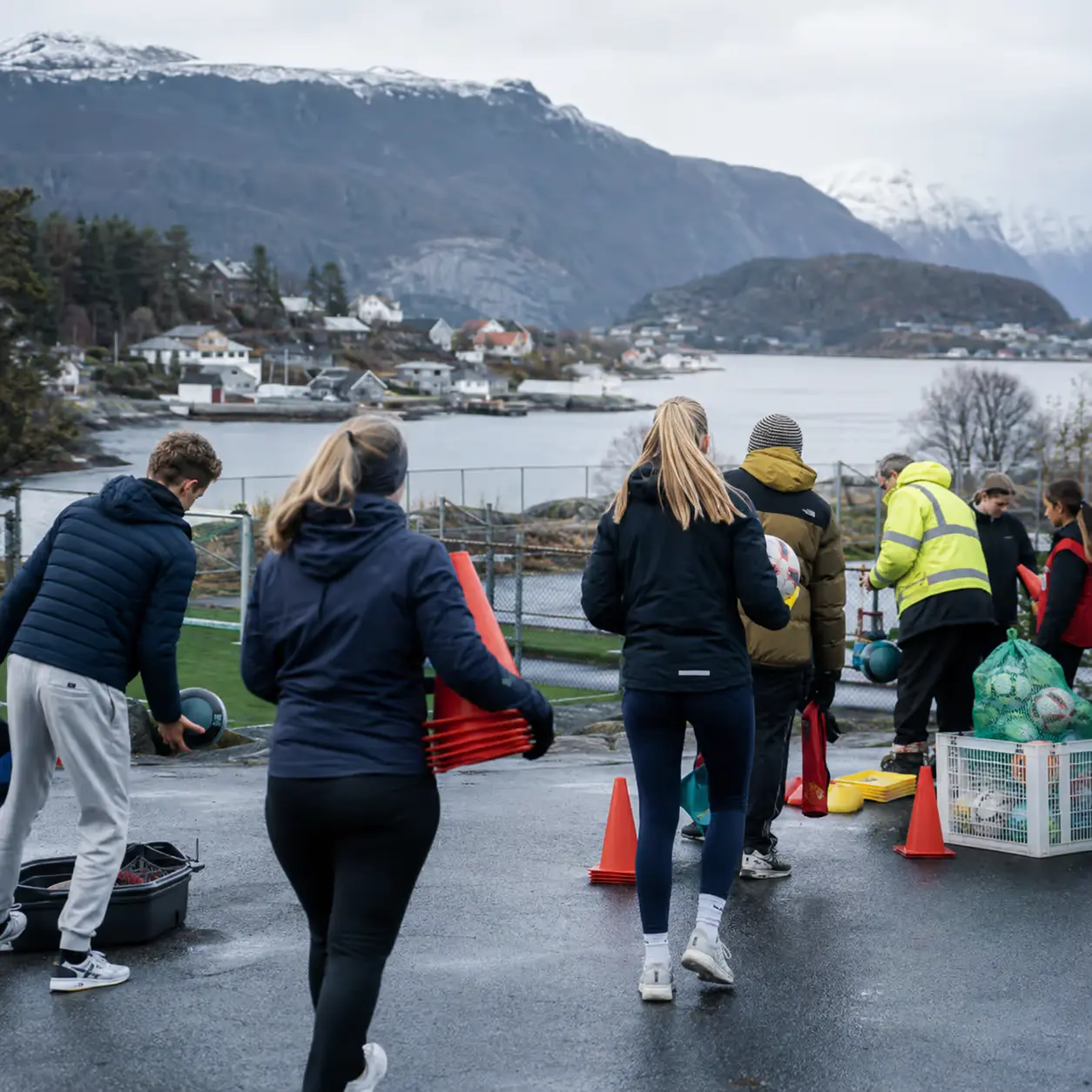 Ungdommer og frivillige gjør klart utstyr til en lokal aktivitet ved fjorden.