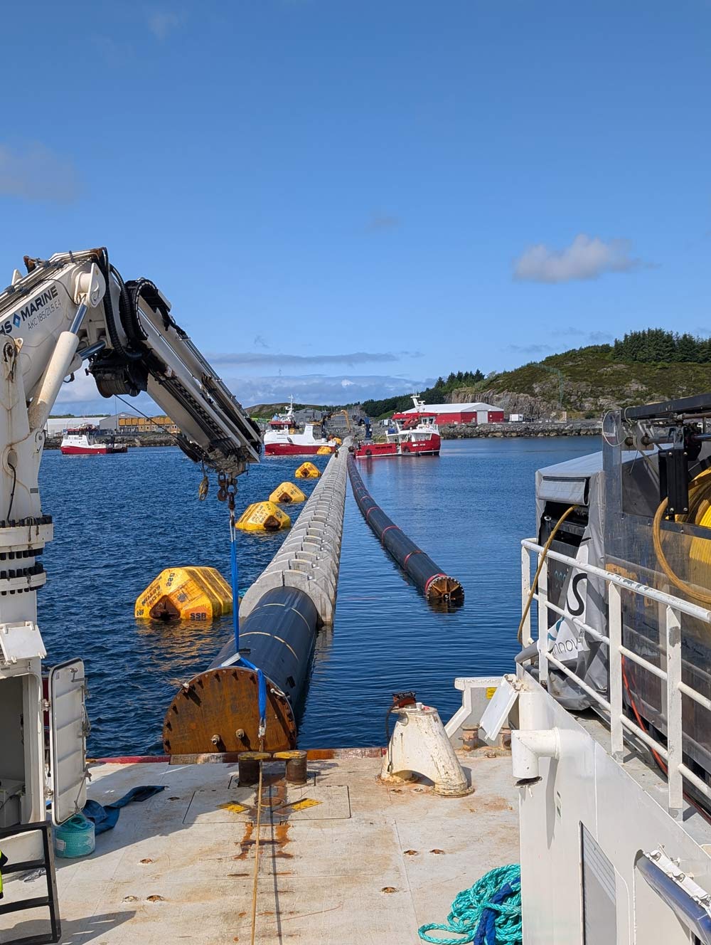 En arbeids-ROV senkes kontrollert ned i sjøen ved et oppdrettsanlegg.