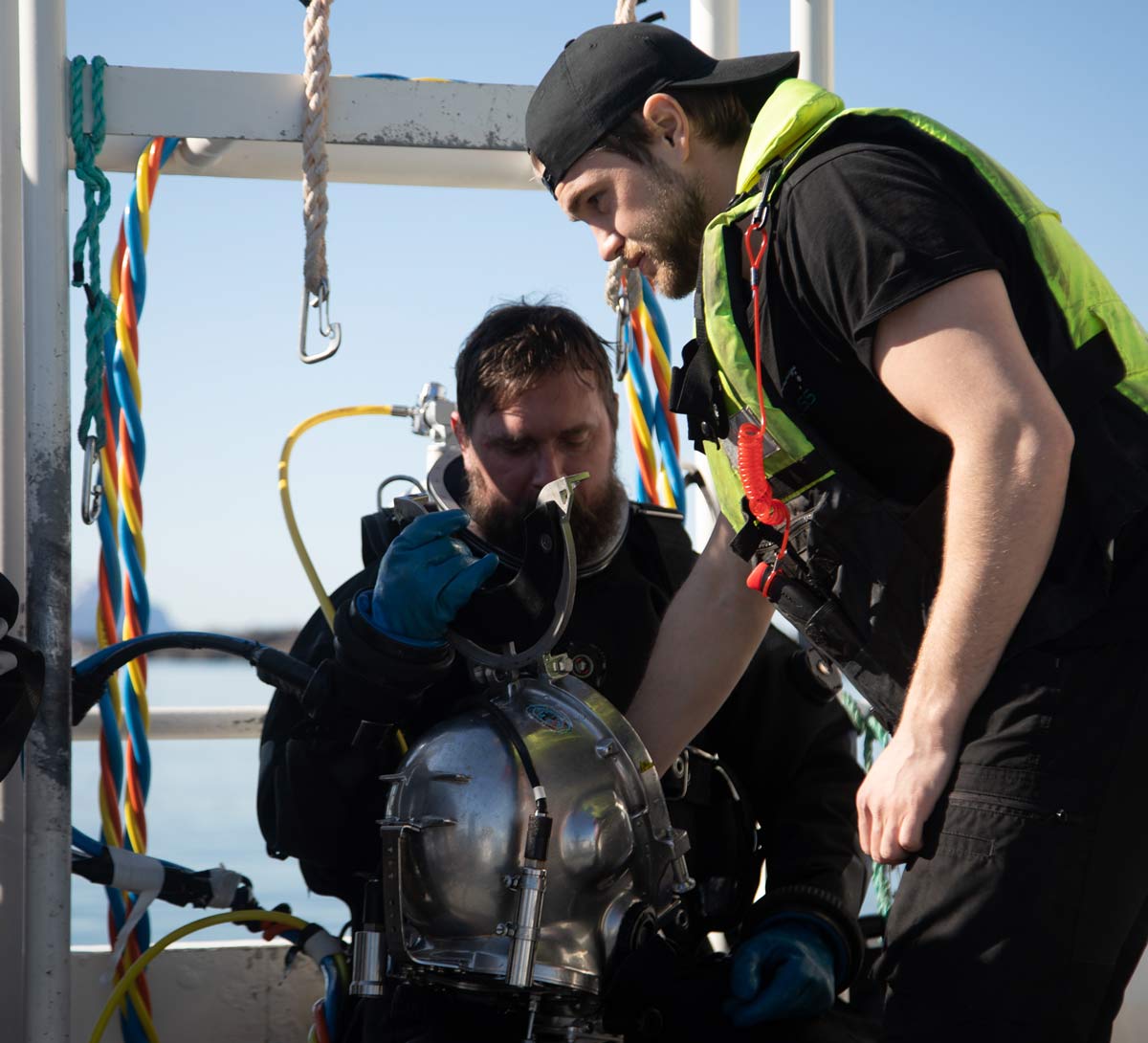 Mannskapet på Fosna Triton forbereder seg til en dykkeoperasjon
