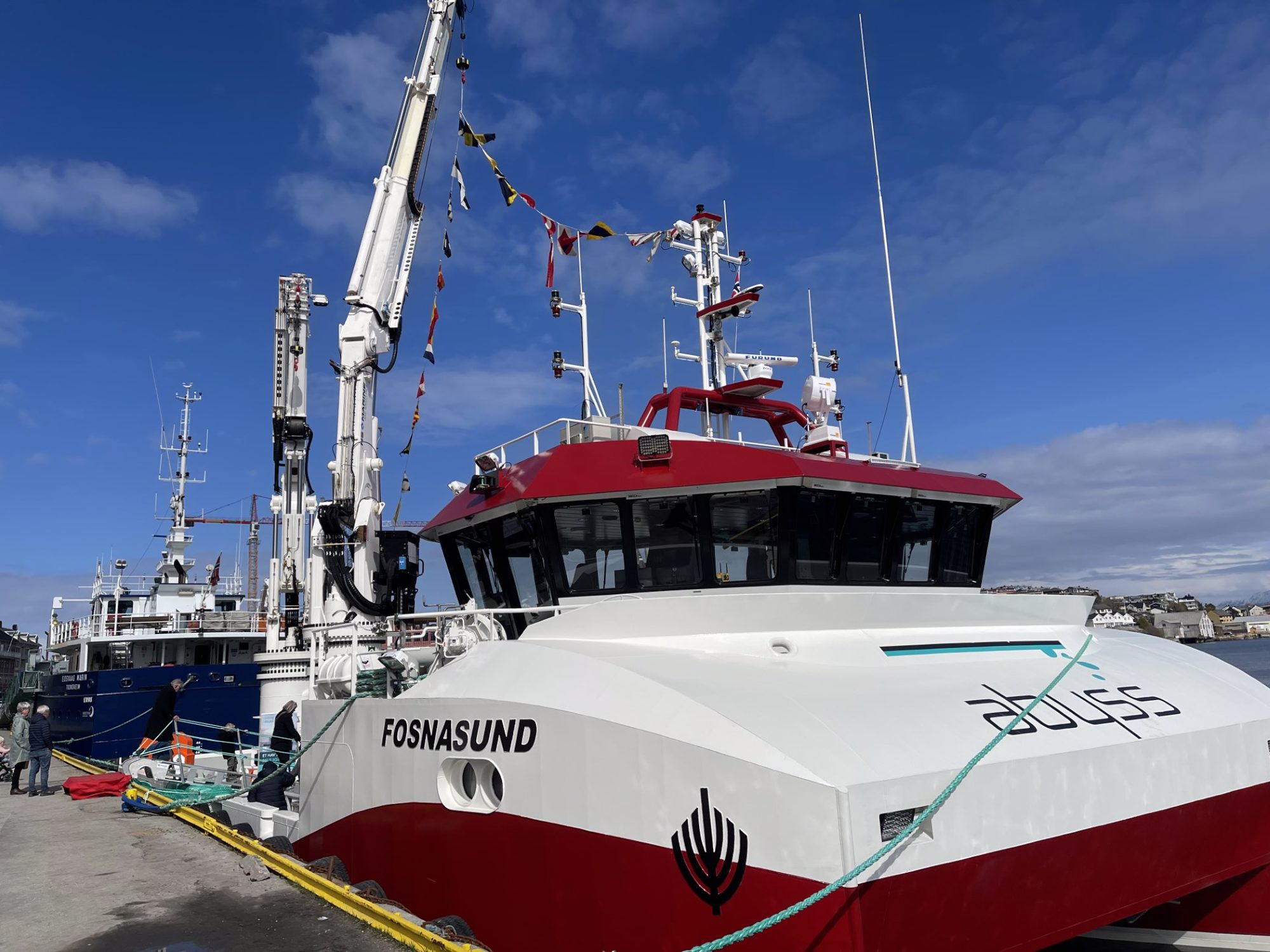 Fosnasund pyntet med flagg under åpen båt