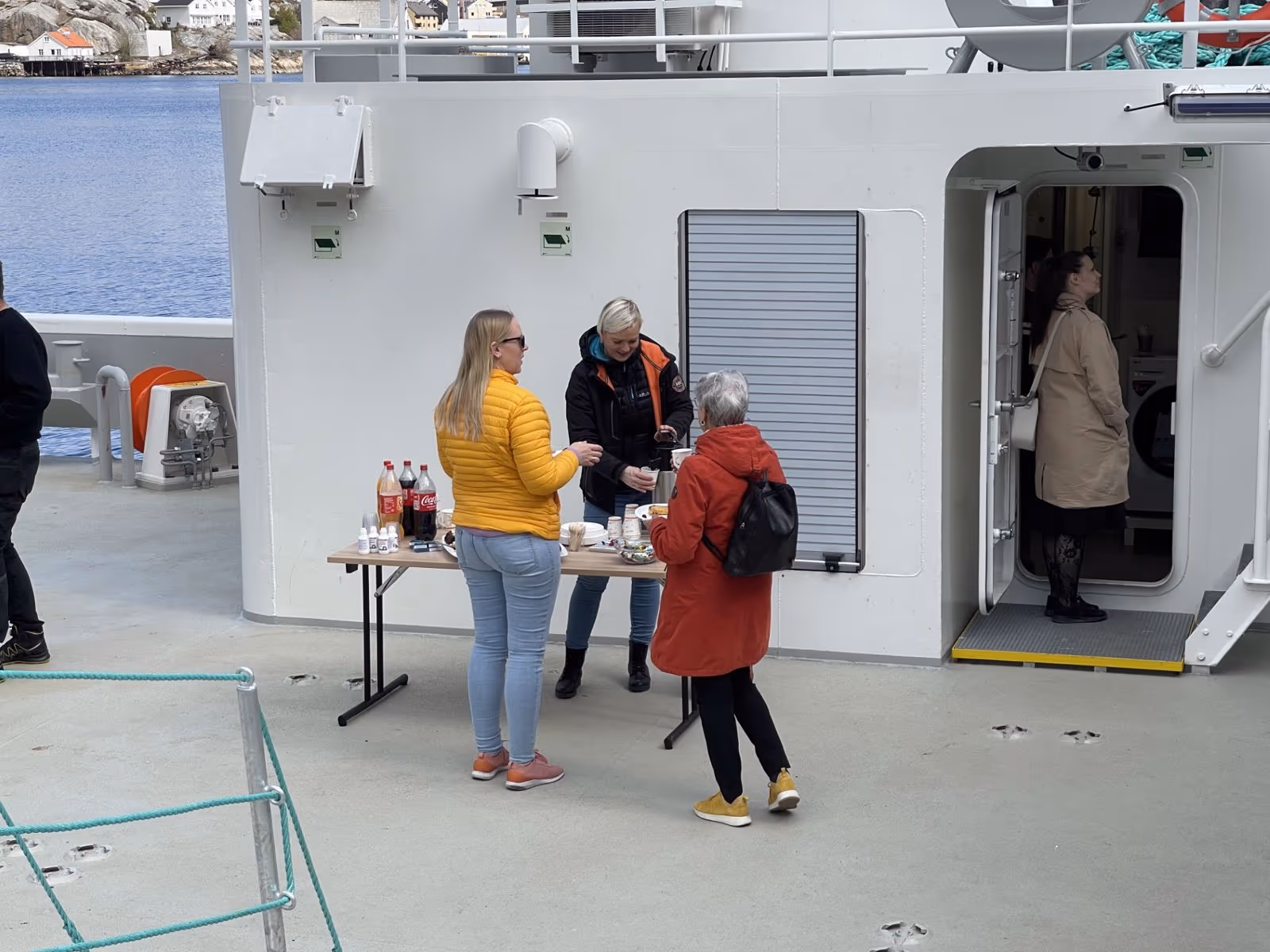 Bente Ulseth serverer kake til besøkende