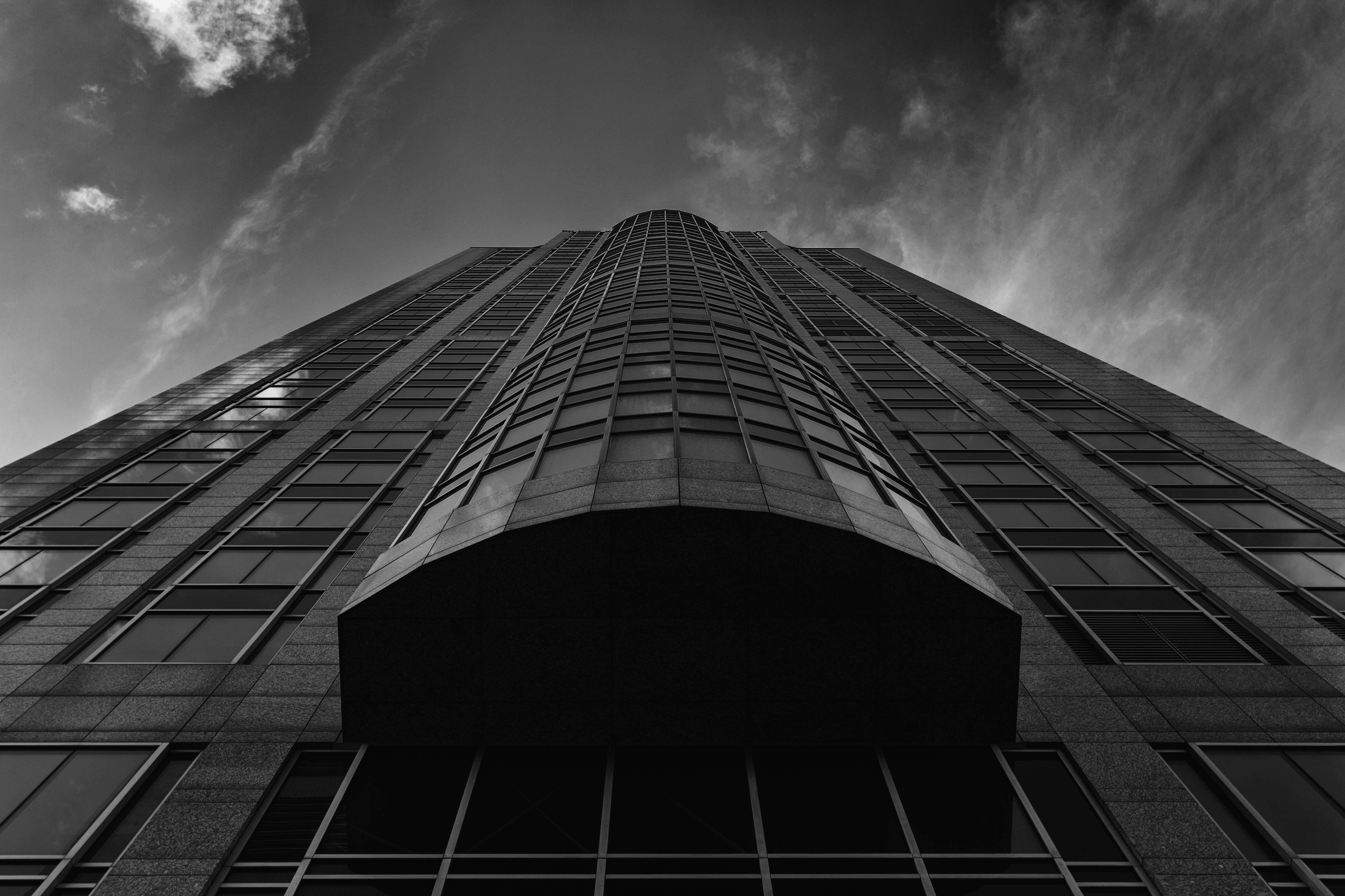 Black-and-white photo of a tall high-rise building in Rotterdam