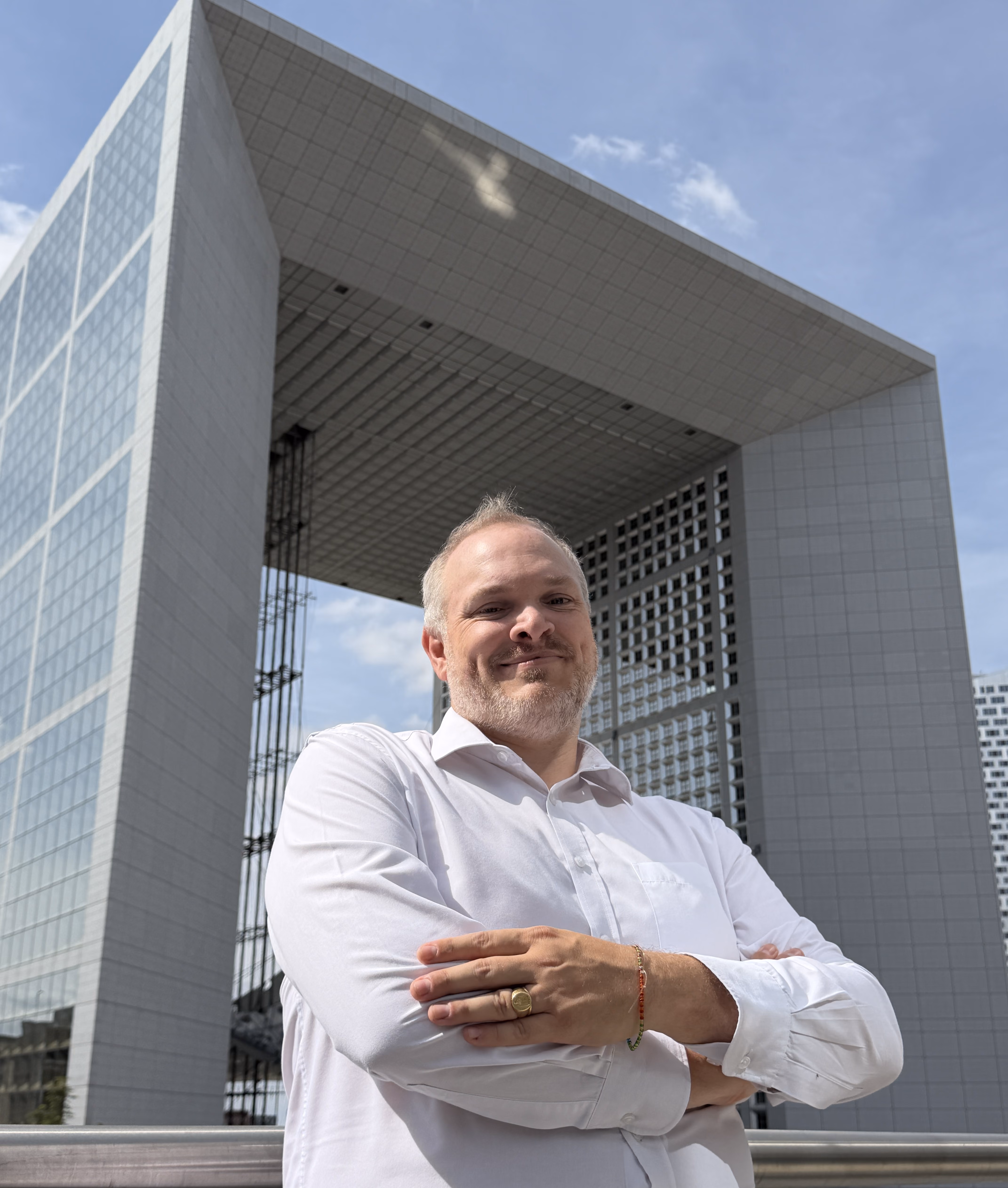 Tristan CEO devant l'arche de la défense