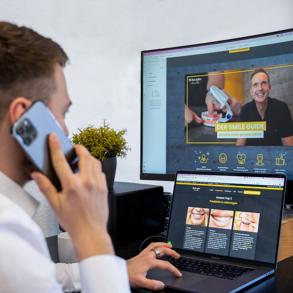 Paul Gerngross, der in der Webdesign Agentur in Erlangen arbeitet, trägt ein weißes Hemd und lacht.