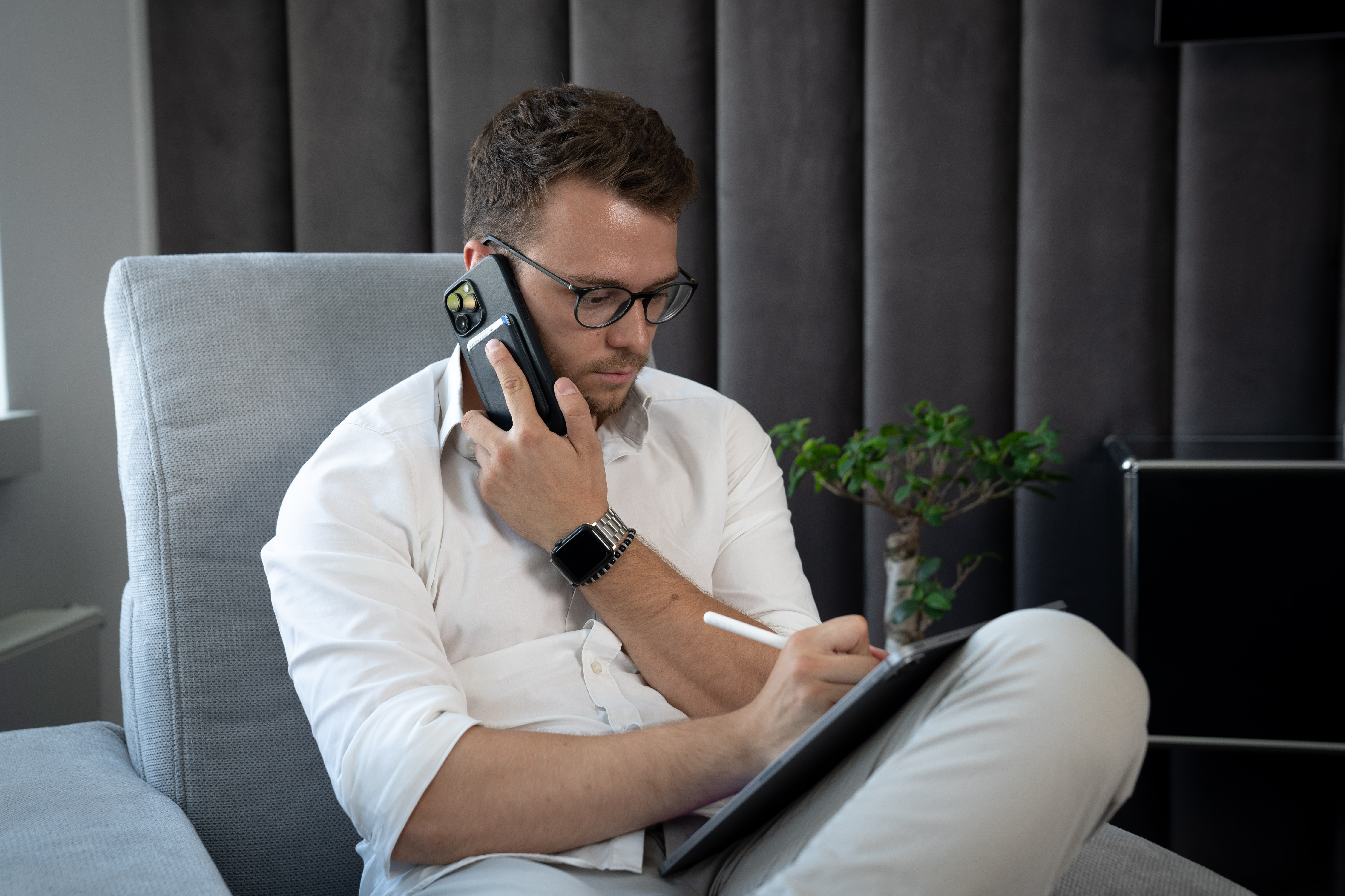 Paul Gerngross, der in der Webdesign Agentur in Erlangen arbeitet, trägt ein weißes Hemd und lacht.