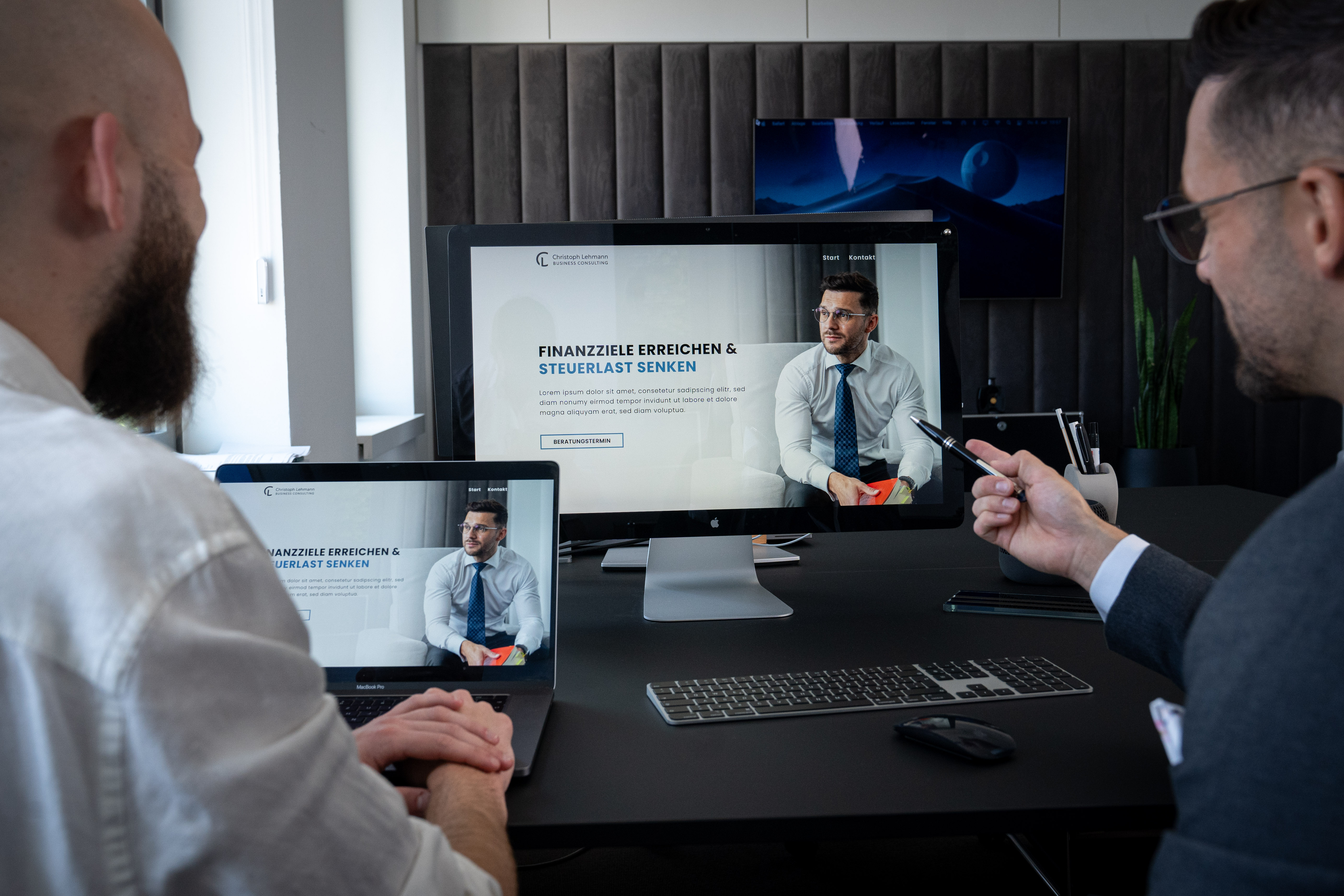 Paul Gerngross, der in der Webdesign Agentur in Erlangen arbeitet, trägt ein weißes Hemd und lacht.