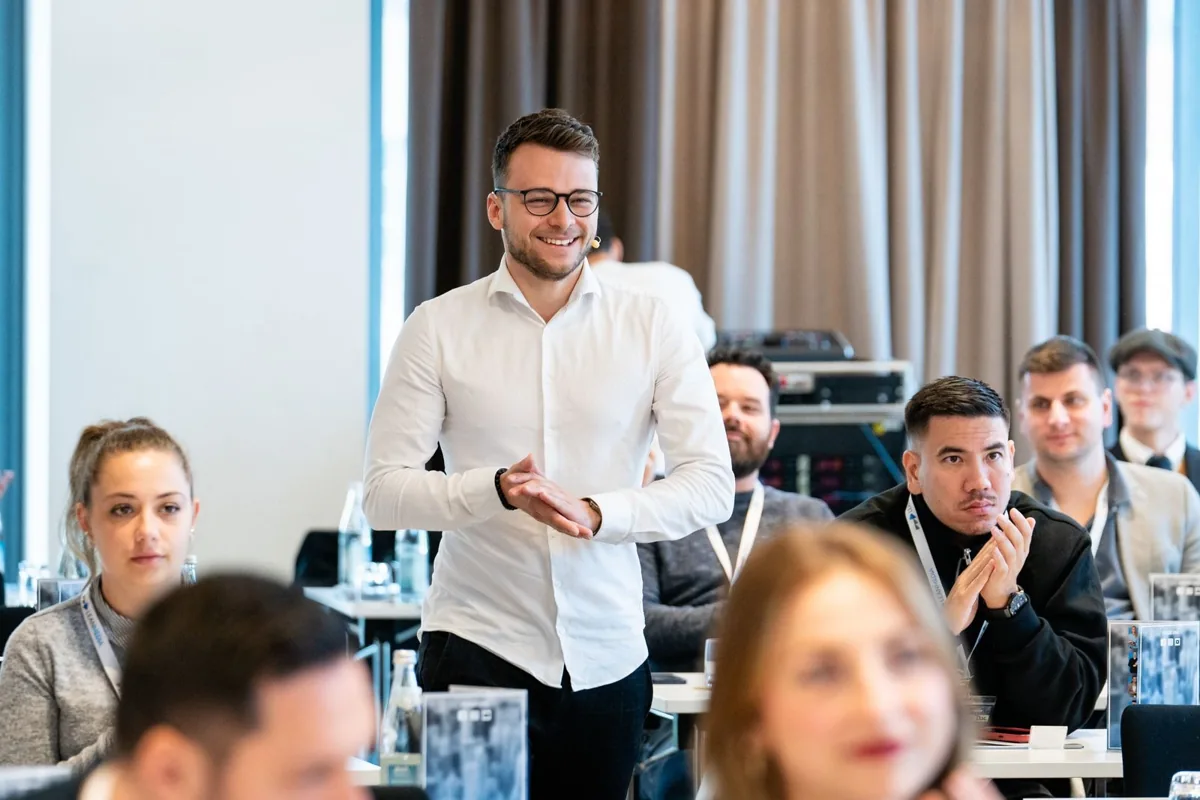 Paul Gerngross präsentiert vor Workshop-Teilnehmern modernes Webdesign für Forchheim