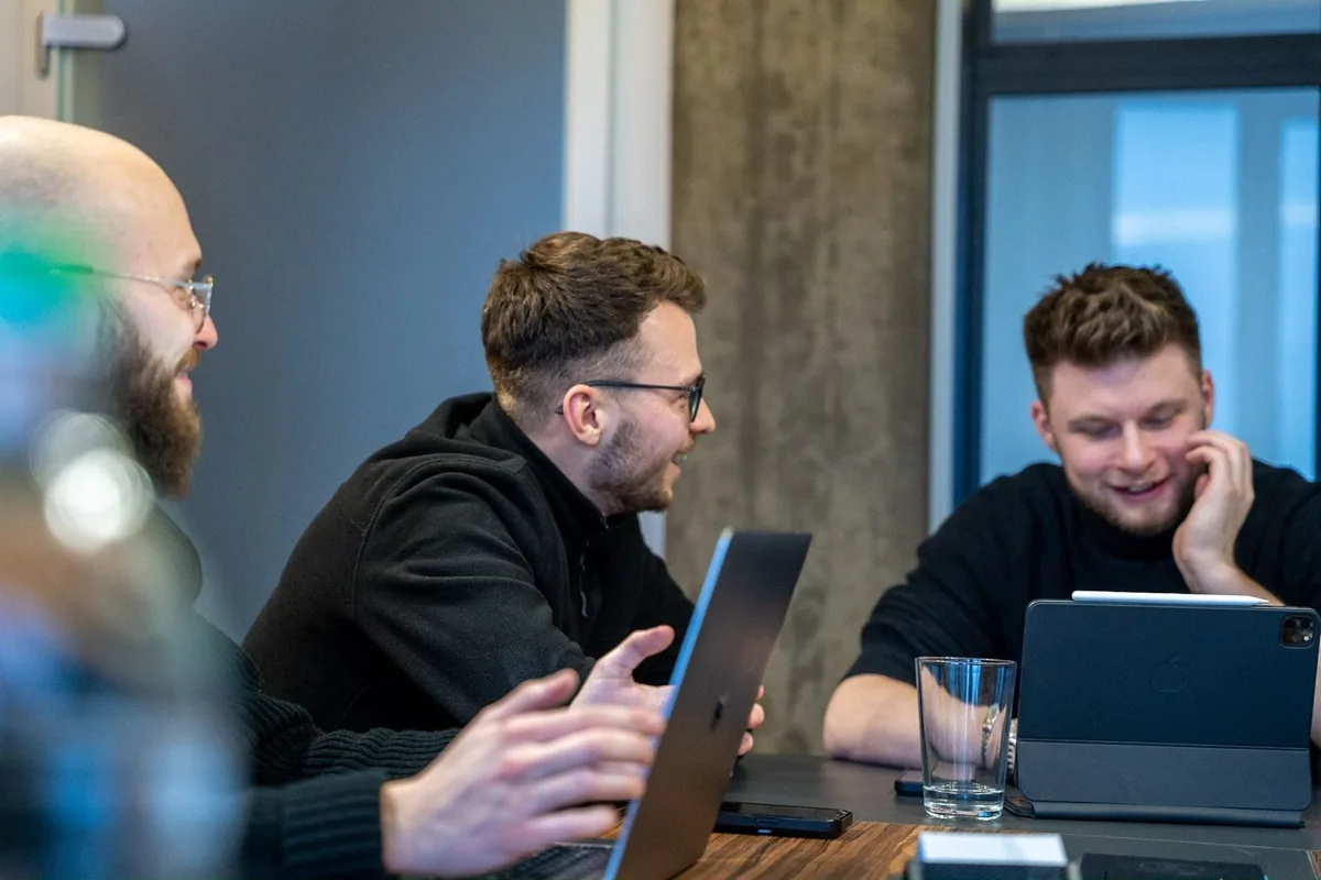SEO-Strategiegespräch am Laptop – Suchmaschinenoptimierung für Unternehmen in Bayern