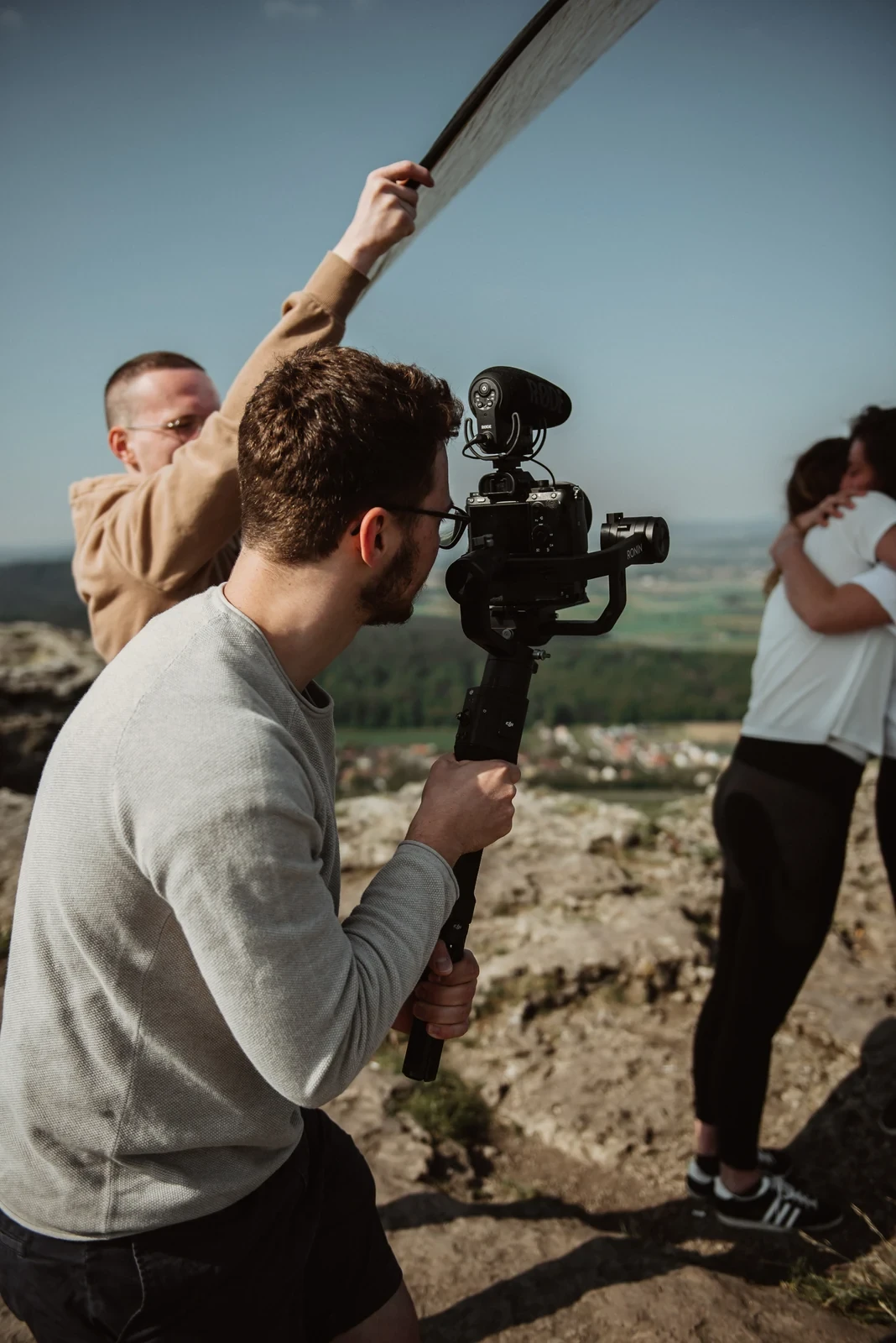 Kameramann bei Außenaufnahmen für eine Videokampagne rund um Bayreuth