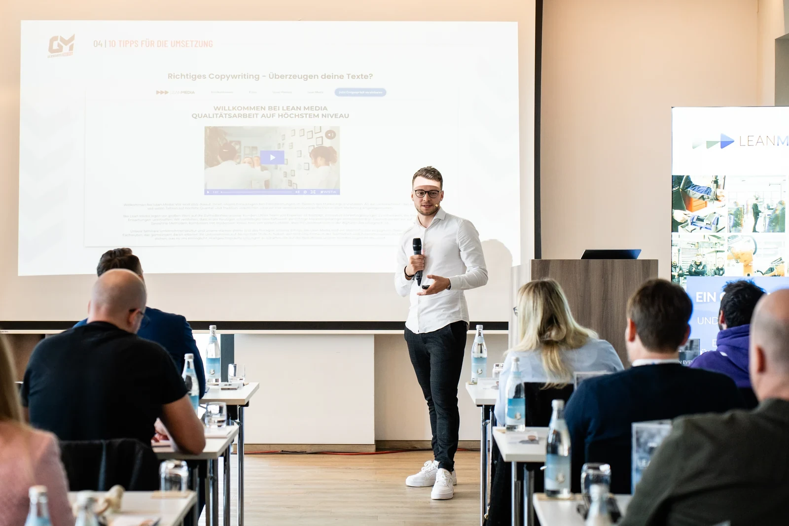 Paul Gerngroß zeigt Workshop-Teilnehmern, wie Werbung im Bayreuther Markt Reichweite gewinnt