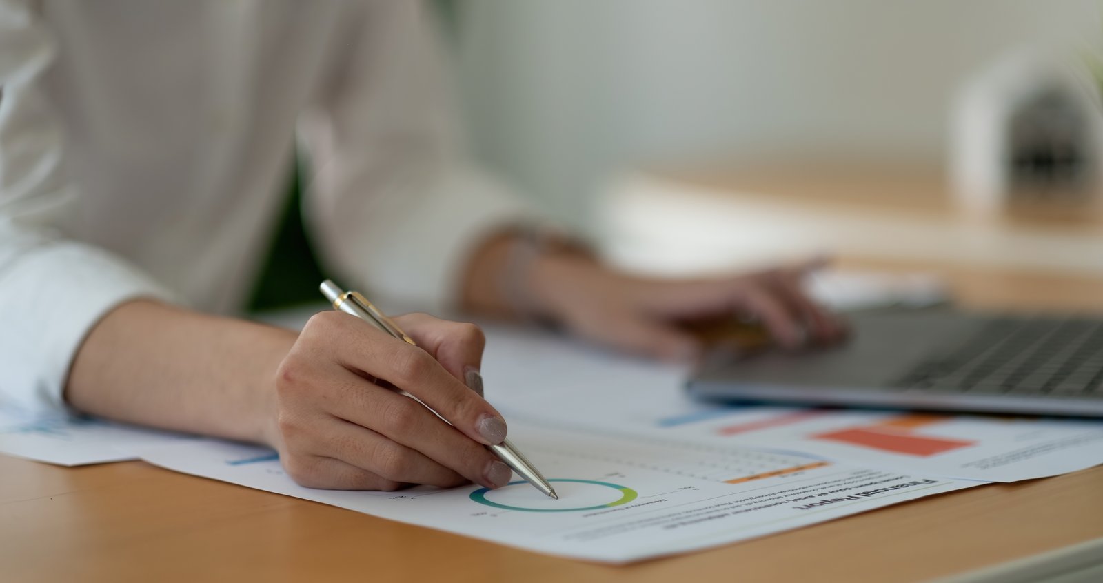 Laptop mit Marketing-Dashboard und Kampagnen-Kennzahlen