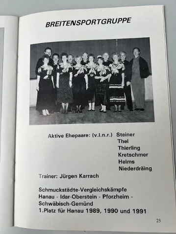 Schwarzweißfoto einer Gruppe von 12 Personen der Breitensportgruppe in formeller Kleidung.