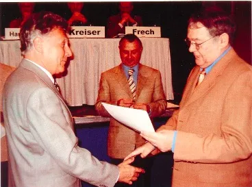 Karl Müller erhält Ehrennadel in Silber des HTV für 30 Jahre ehrenamtliche Tätigkeit.