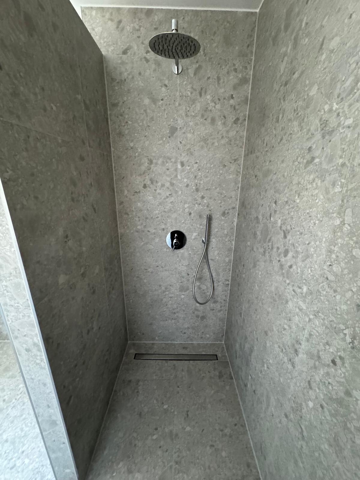 Bodengleiche Dusche mit Rinne in Steinoptik, Referenz Augsburg