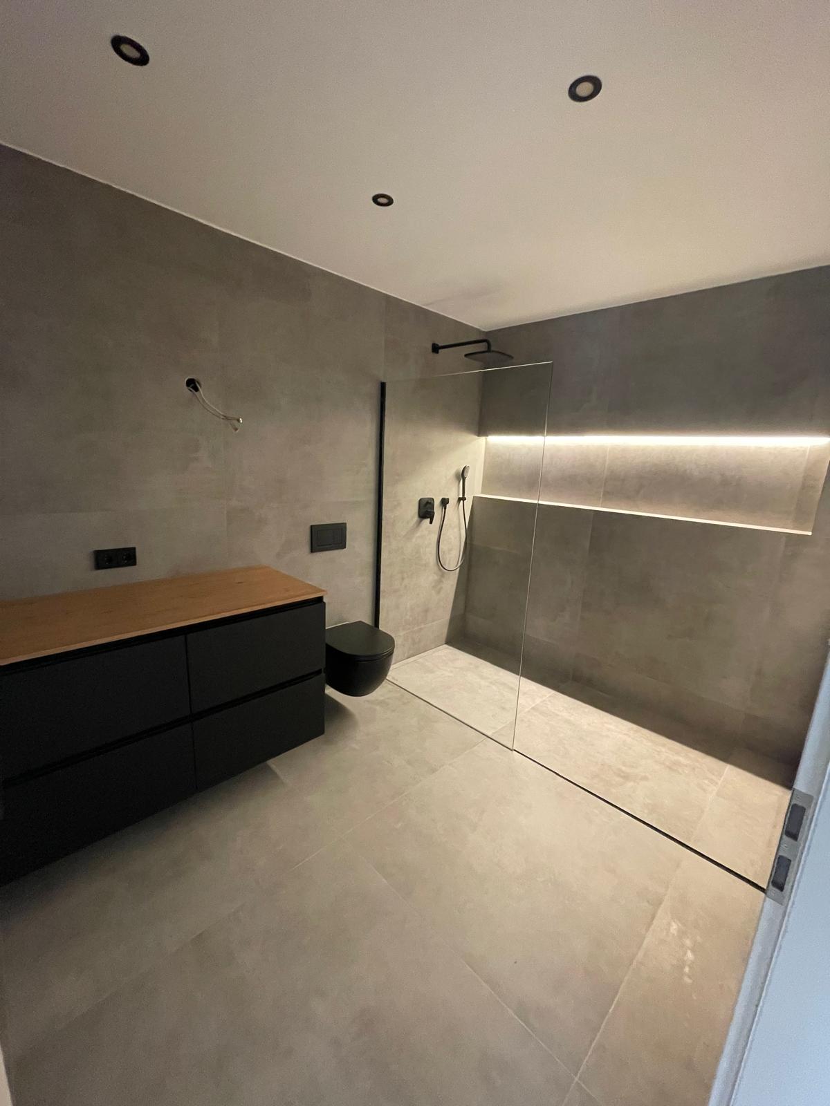 Komplett neues Bad in Betonoptik mit Holz-Waschtisch, Referenz Königsbrunn