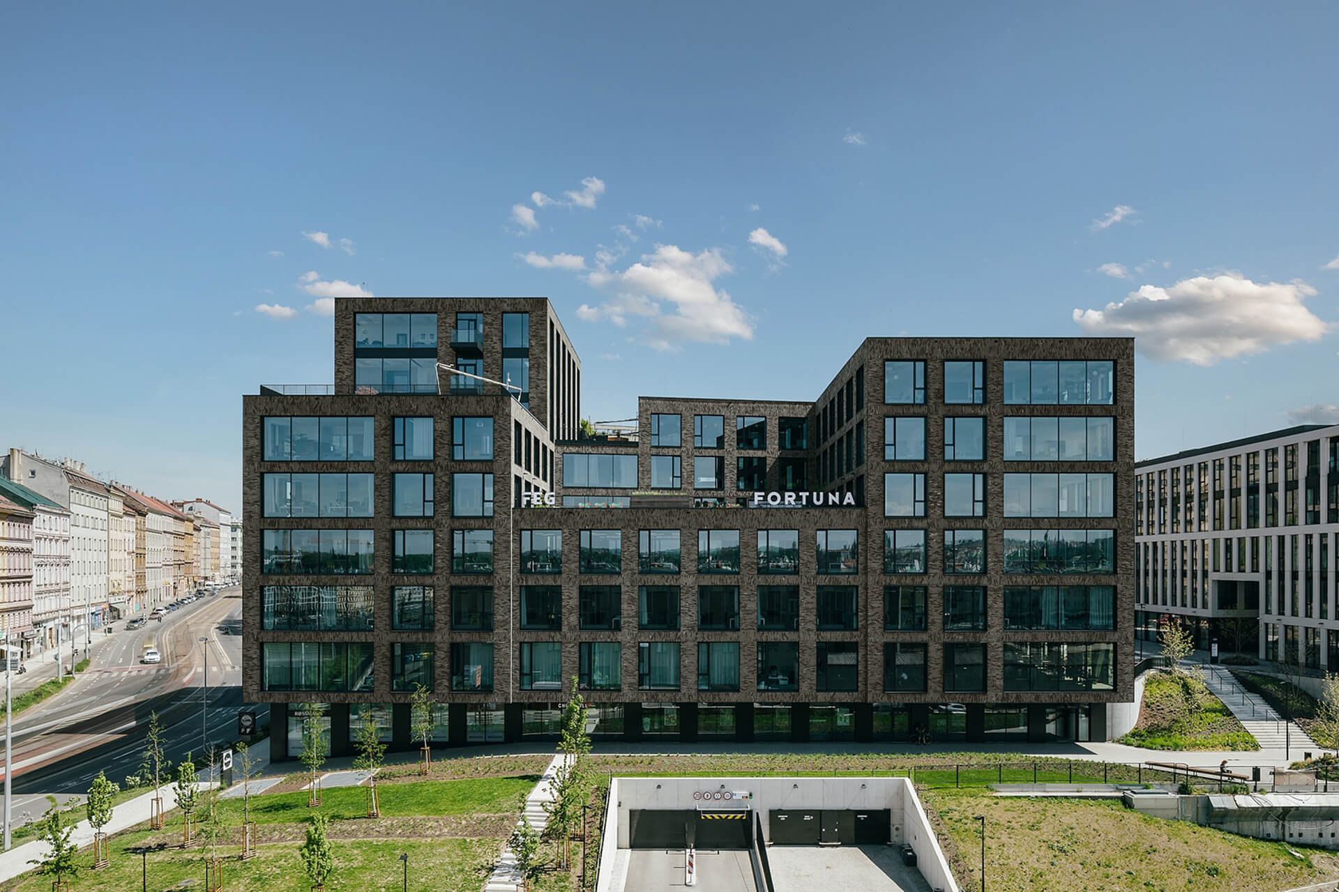 Kancelářský komplex Churchill Square s přilehlou zelení