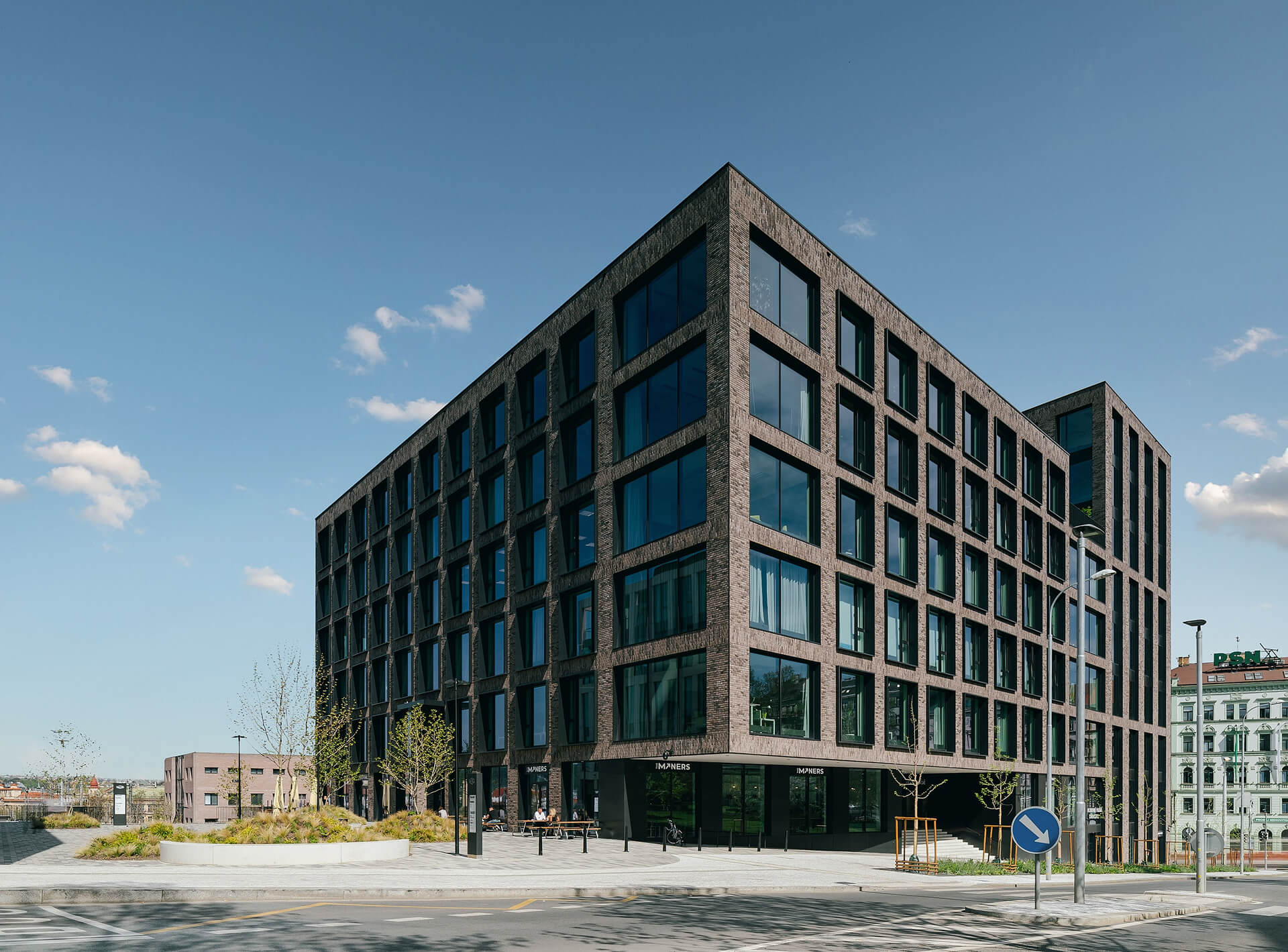 Kancelářský komplex Churchill Square s tmavou cihlovou fasádou