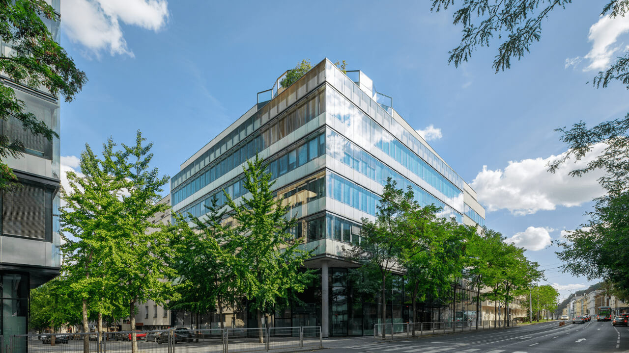 Kancelářská budova IDEA Office Building na Andělu obklopená stromy