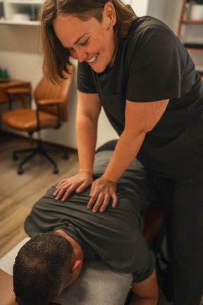 Dr. Bronwyn adjusting a patient at Kee Health