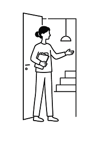 Personne debout à une porte ouverte, tenant un panier et pointant vers un escalier avec une lampe suspendue.