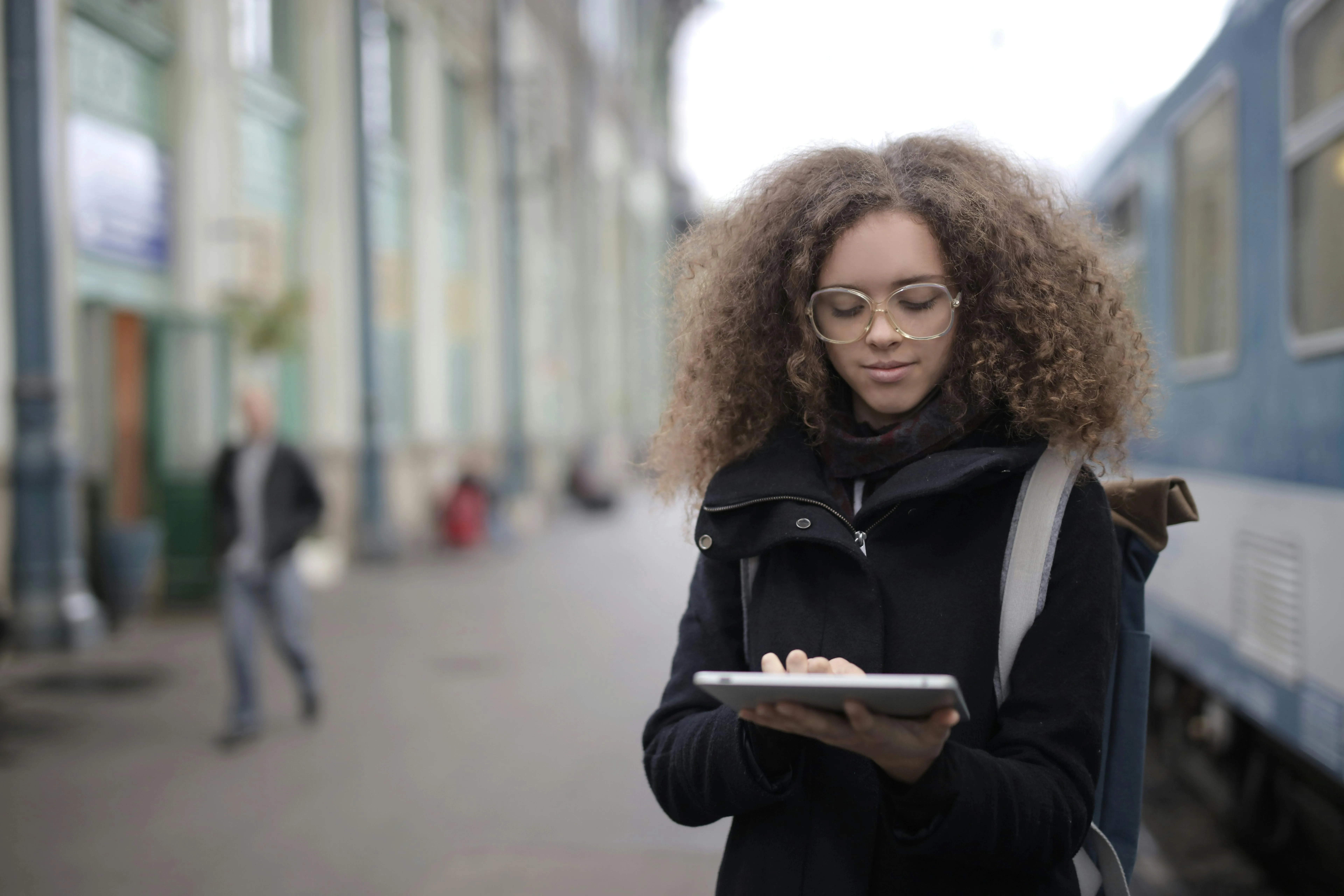 A traveler asking an AI assistant where to stay