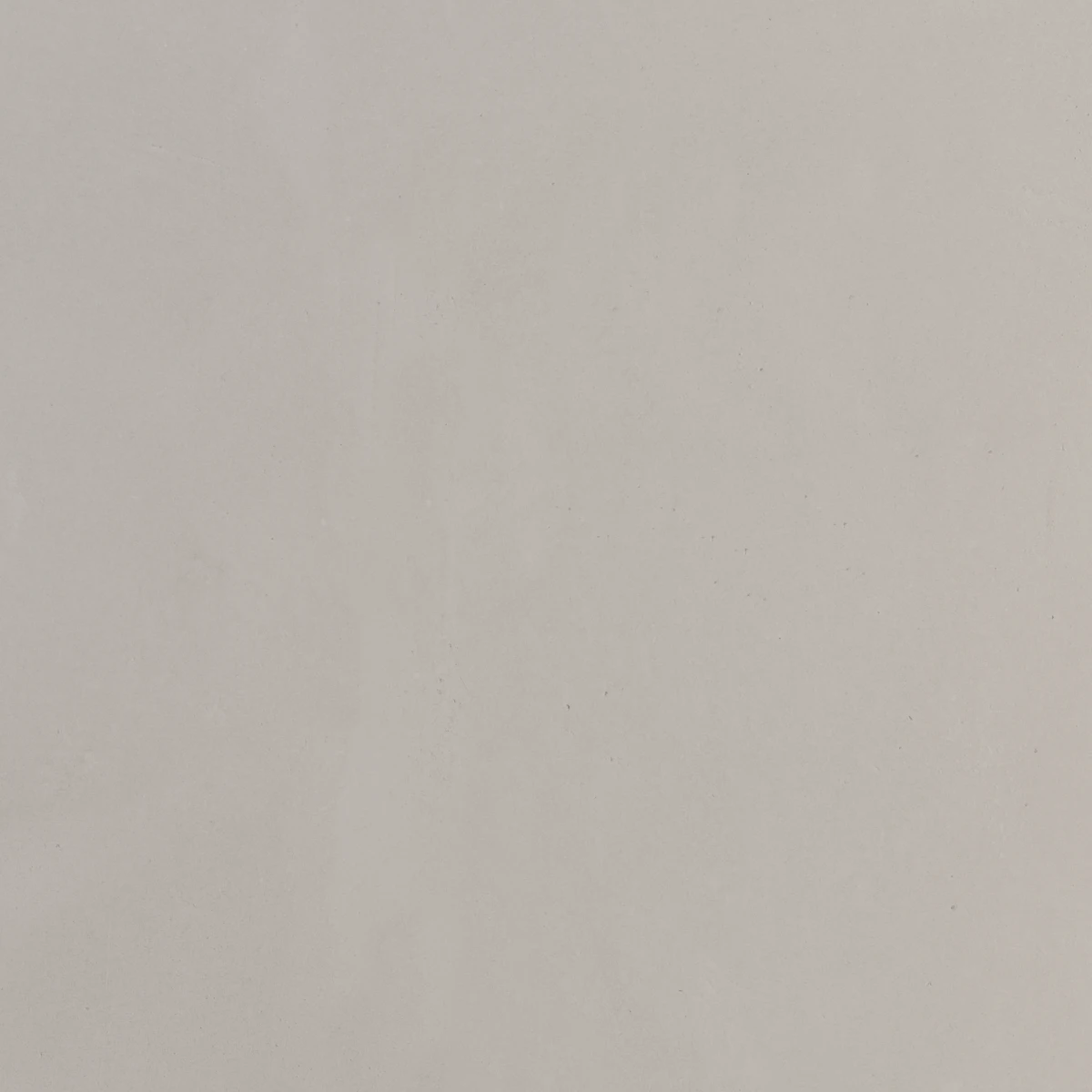 De muur is afgewerkt met Beton Ciré, een decoratieve coating die beton imiteert in een warme grijze kleur.