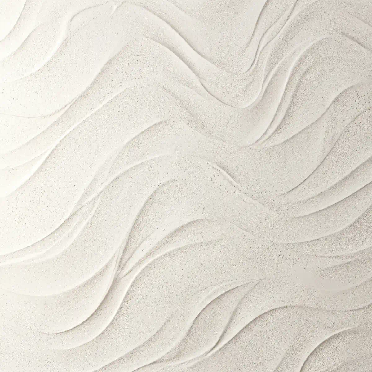 Gedetailleerde opname van een minimalistisch laagreliëf op een witte muur met vloeiende, golvende lijnen in stucwerk door Strakua in Eindhoven.
