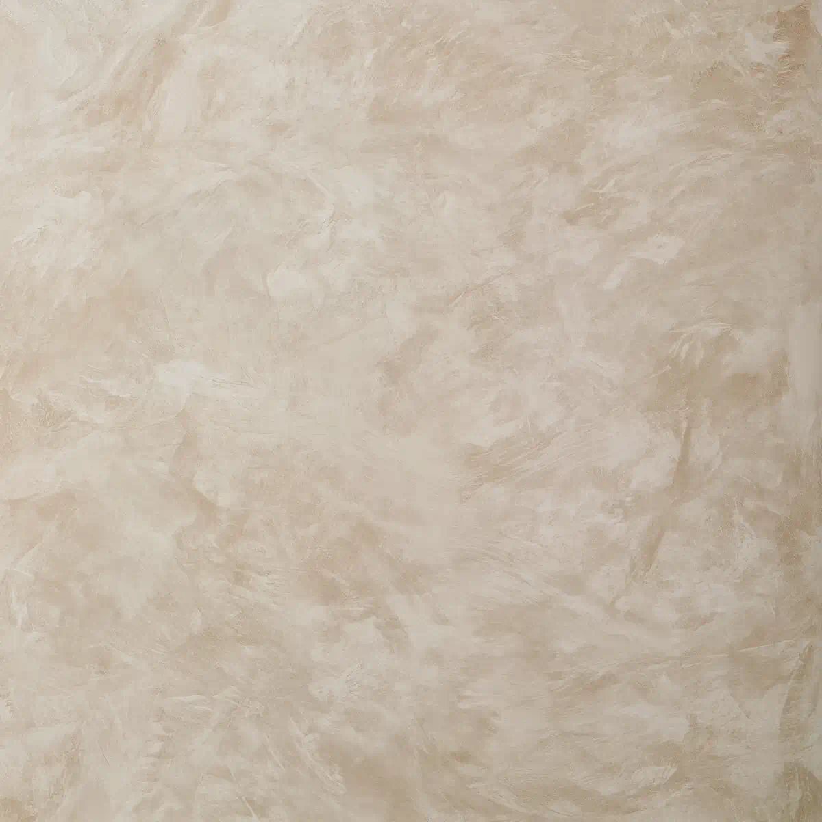 Vlakke en spiegelgladde wand van natuurlijke kalkpleister met subtiele, wolkenachtige kleurovergangen in warme ivoor- en beigetinten met een zachte glans.