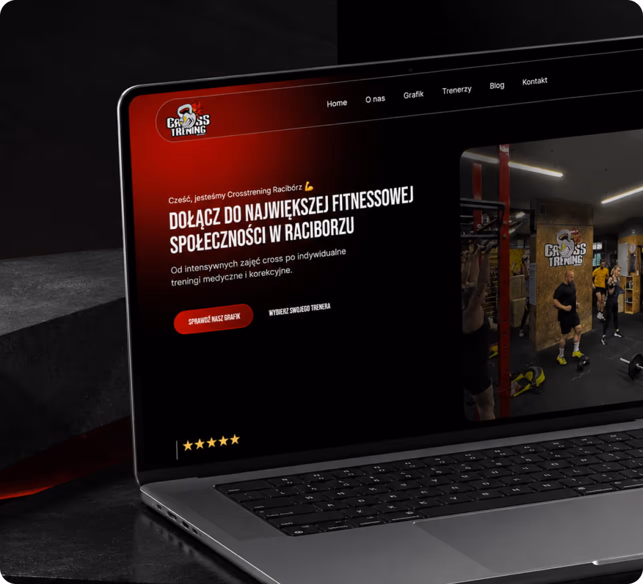 Ekran laptopa wyświetlający polska strone fitness Crosstrening Racibórz, ze zdjęciami siłowni i opcjami menu.