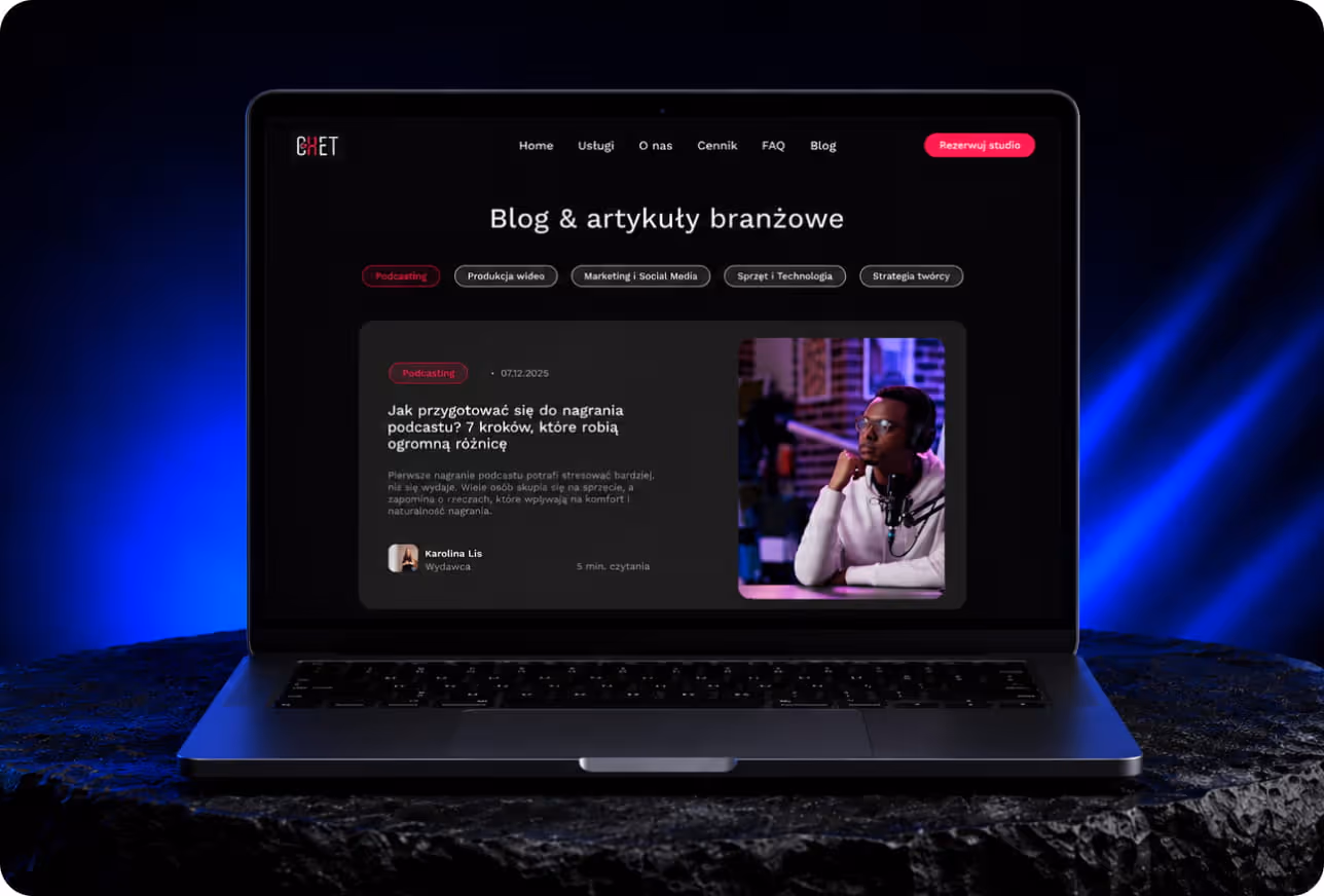 Na ekranie laptopa widać bloga o podcastingu i mężczyznę mówiącego do mikrofonu w studiu.