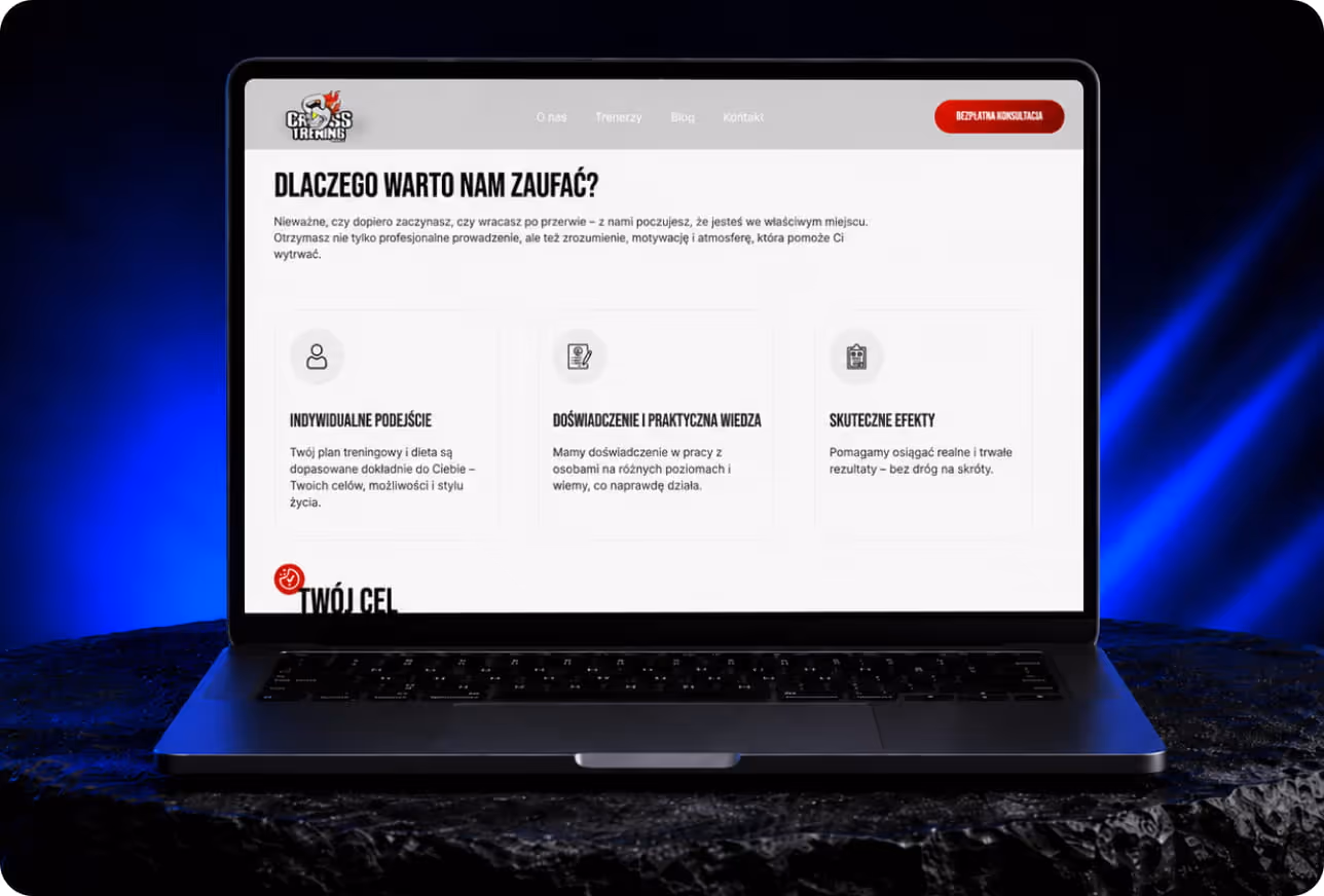 Na ekranie laptopa widoczna jest strona internetowa w języku polskim dotycząca korzyści szkoleniowych i spersonalizowanych planów.