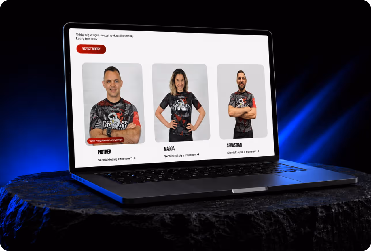 Laptop przedstawiający trzech trenerów fitness: Piotrka, Magdę i Sebastiana w strojach sportowych na Cross Training.
