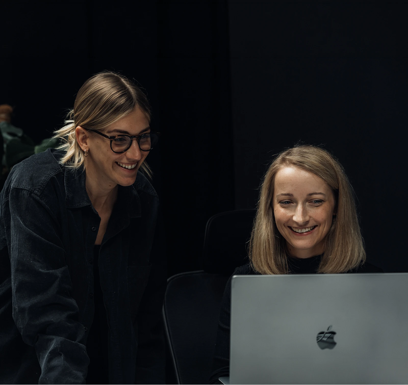 Gründerinnen Marina und Sarah von evolve+adapt analysieren gemeinsam am MacBook die Amazon-Performance ihrer Kunden