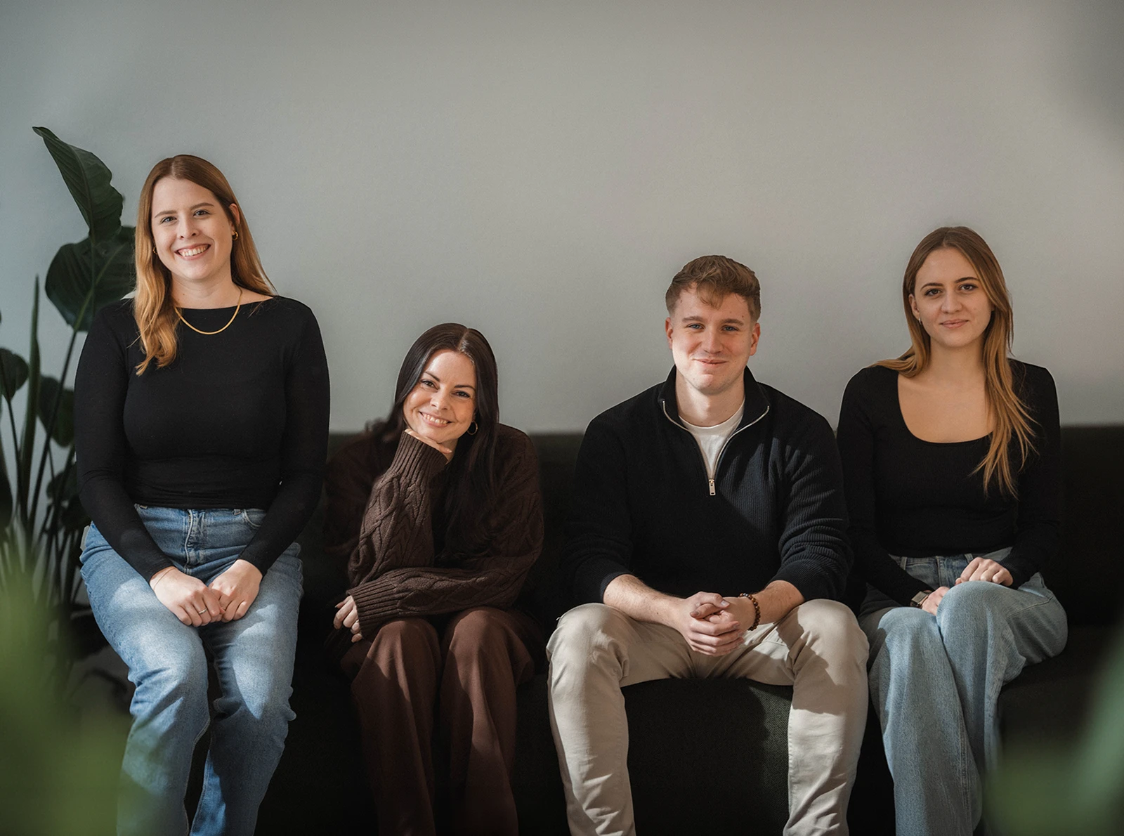 Team der Amazon-Agentur evolve+adapt – Melina, Vera, Dominik und Marina sitzen nebeneinander