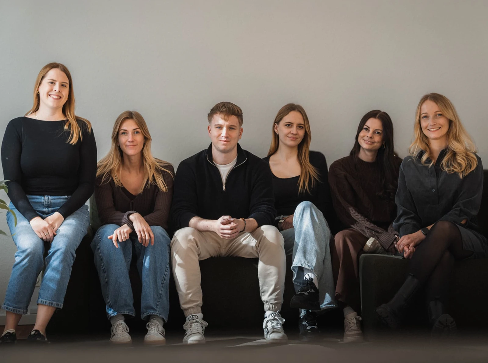Das sechsköpfige Team von evolve+adapt sitzt gemeinsam zusammen – Engagement für nachhaltiges Amazon-Markenwachstum