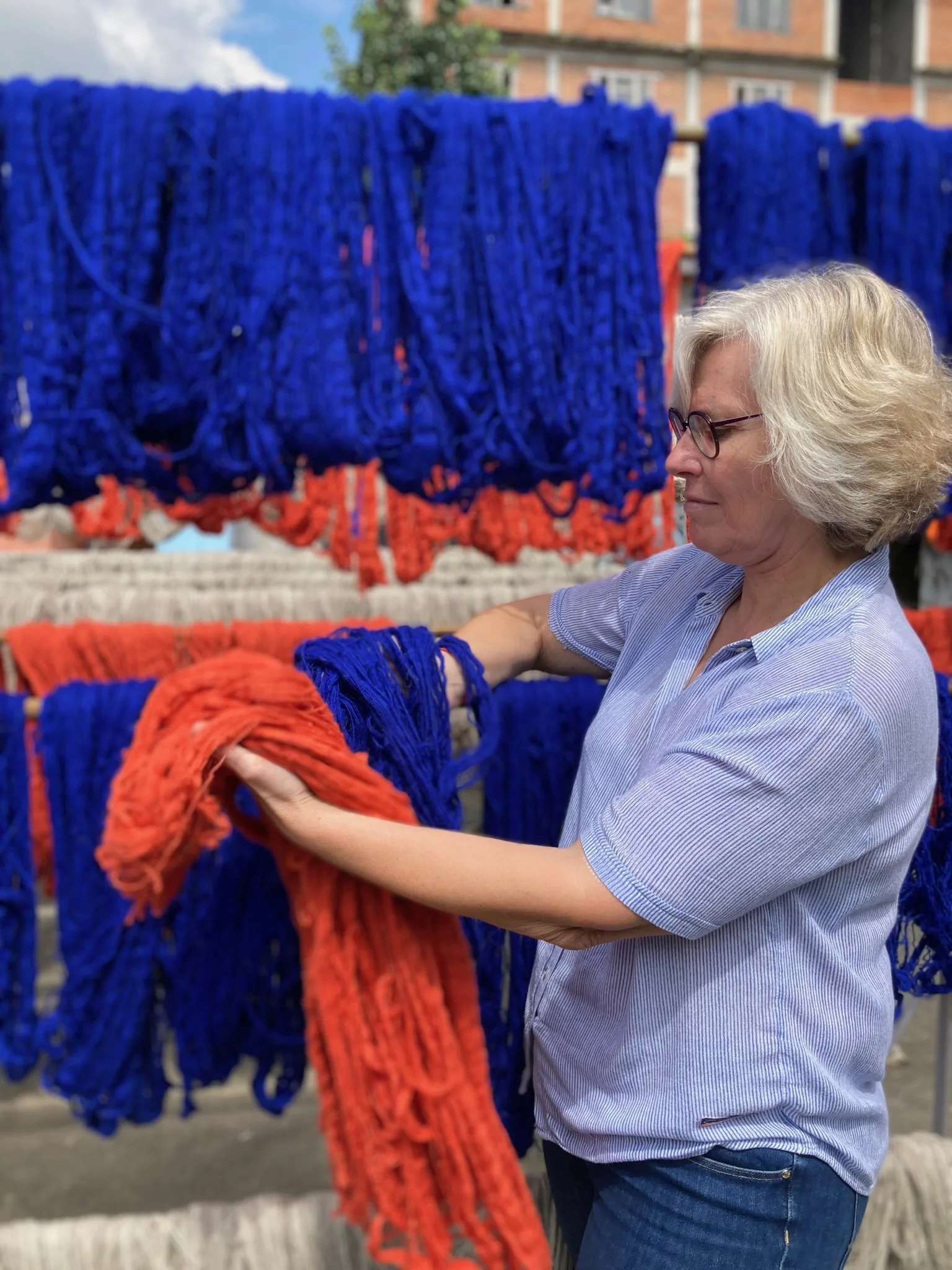 Artisans nouant un tapis à la main