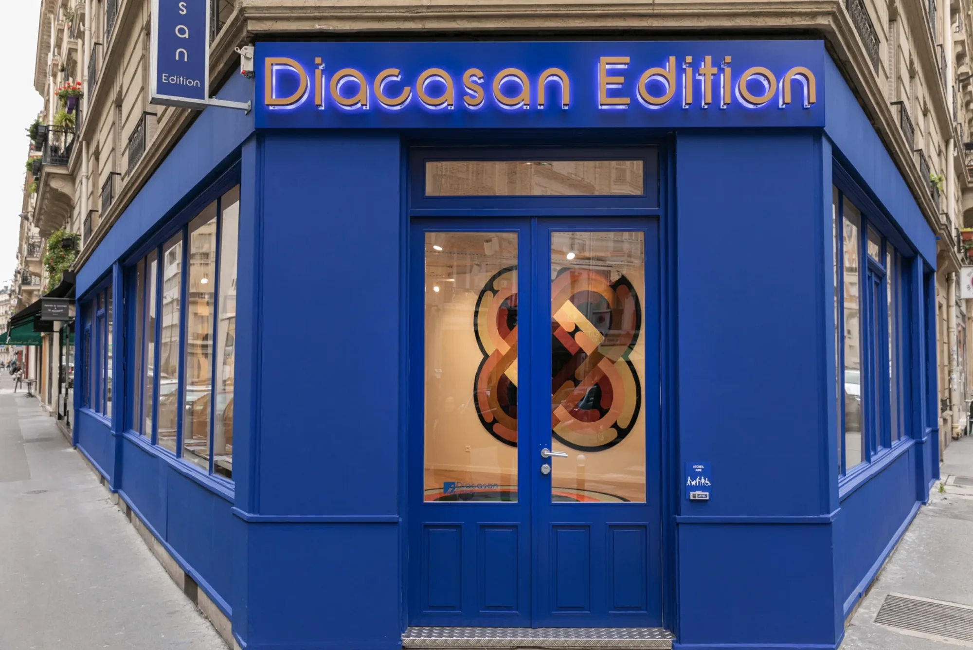 La devanture bleue du showroom Diacasan, rue Cardinet