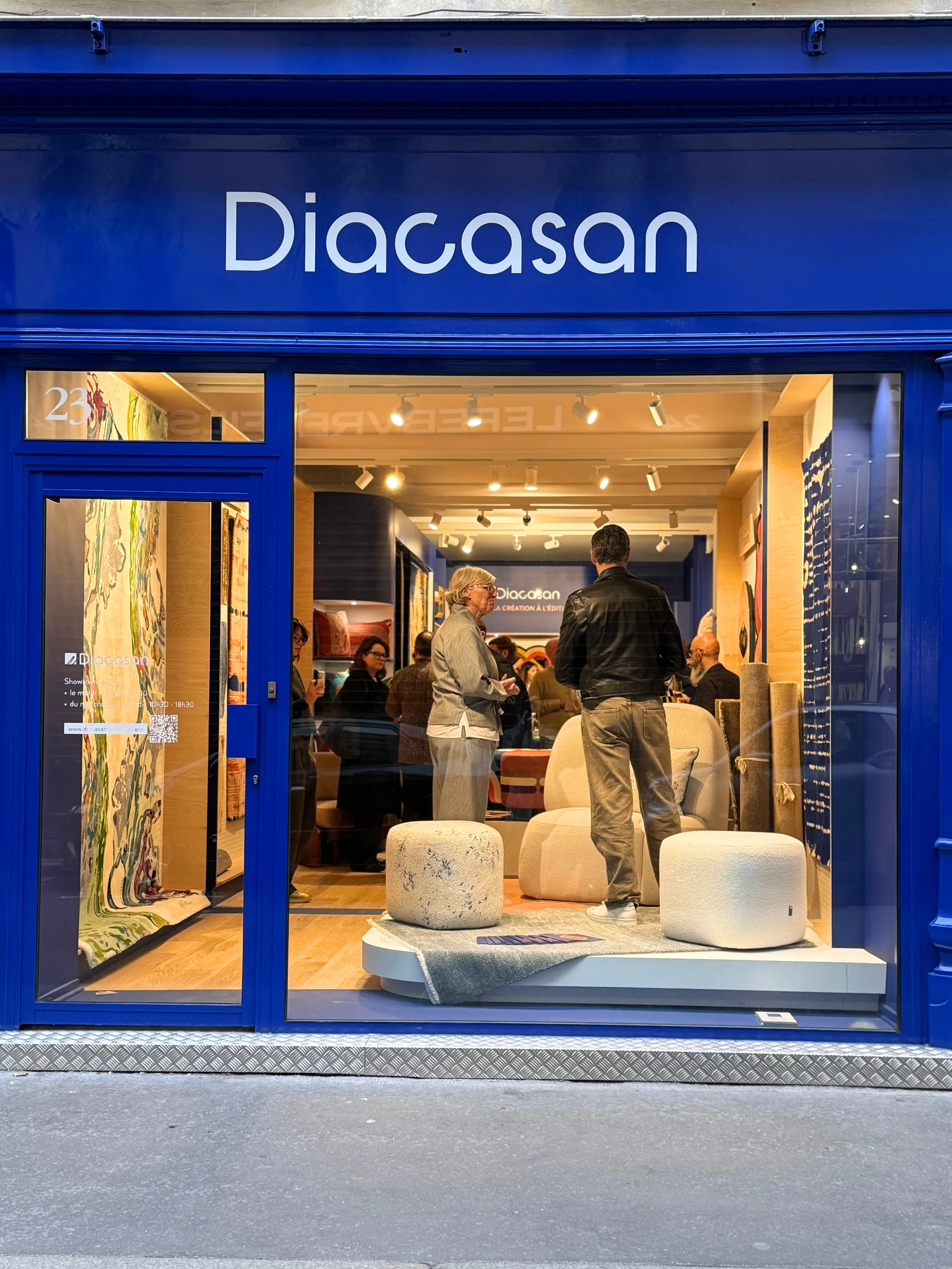 La devanture bleue du showroom Diacasan, 23 rue du Bac