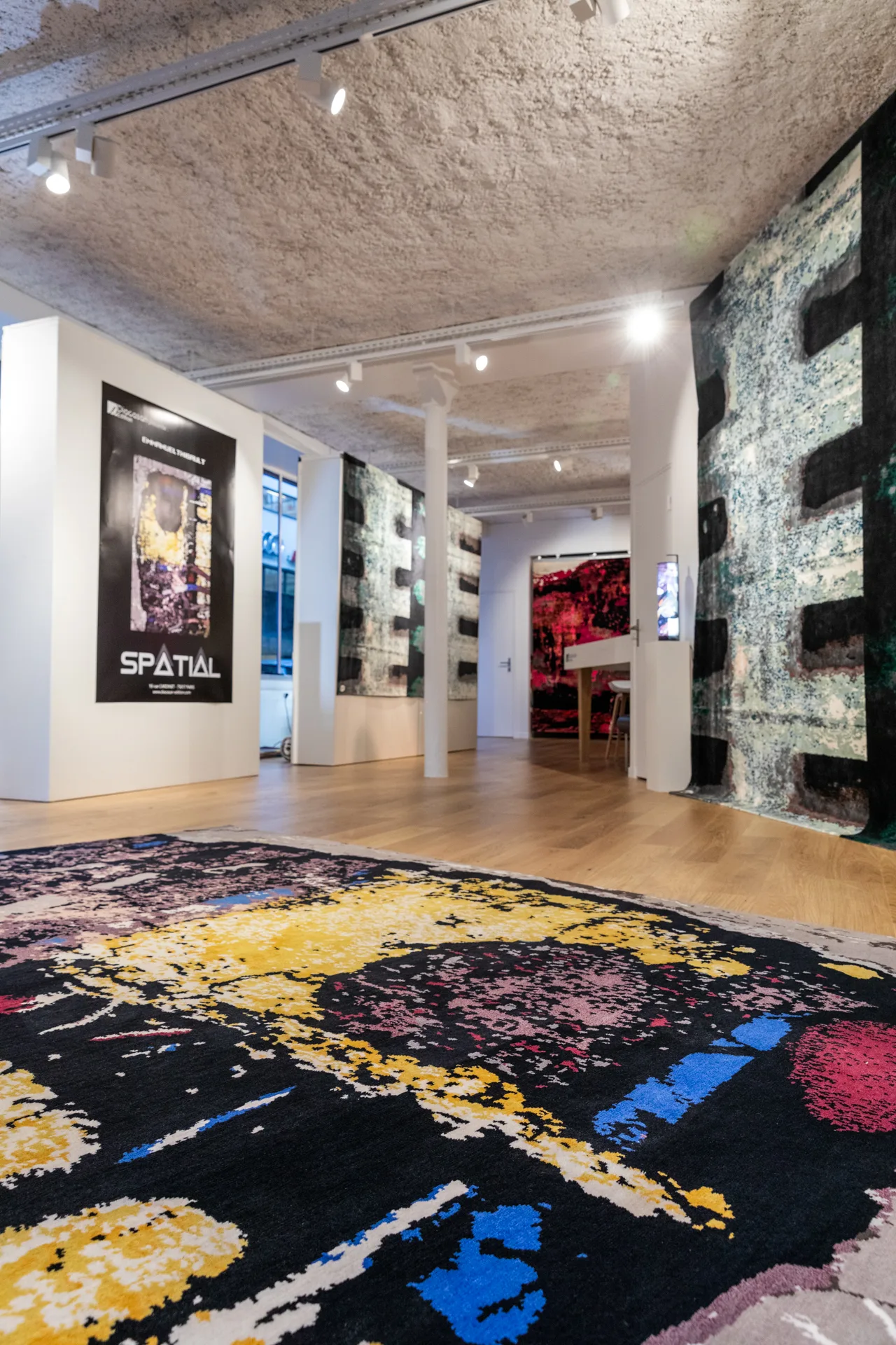 Un tapis de la collection Spatial d'Emmanuel Thibault dans le showroom