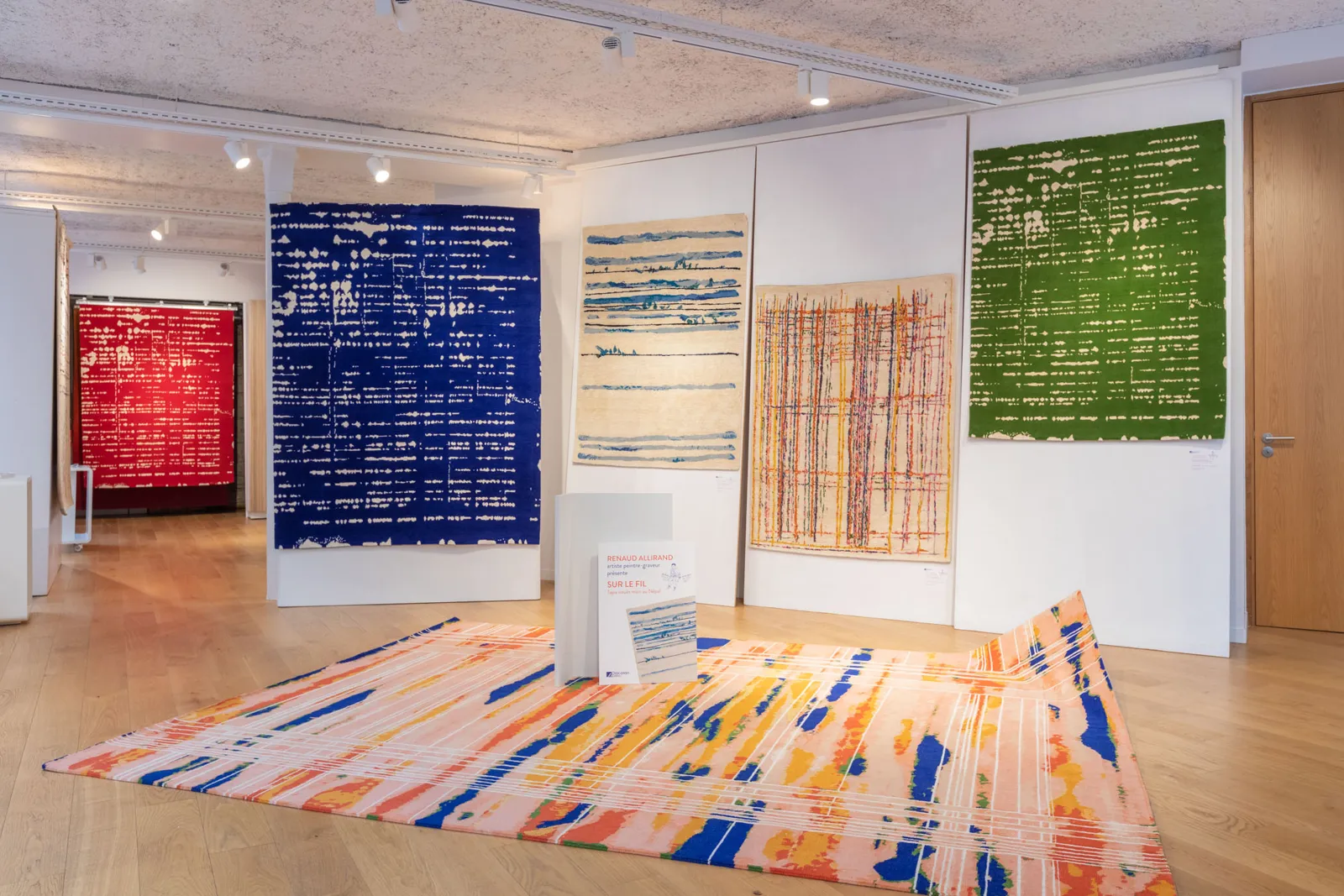 La scénographie Sur le fil de Renaud Allirand dans le showroom