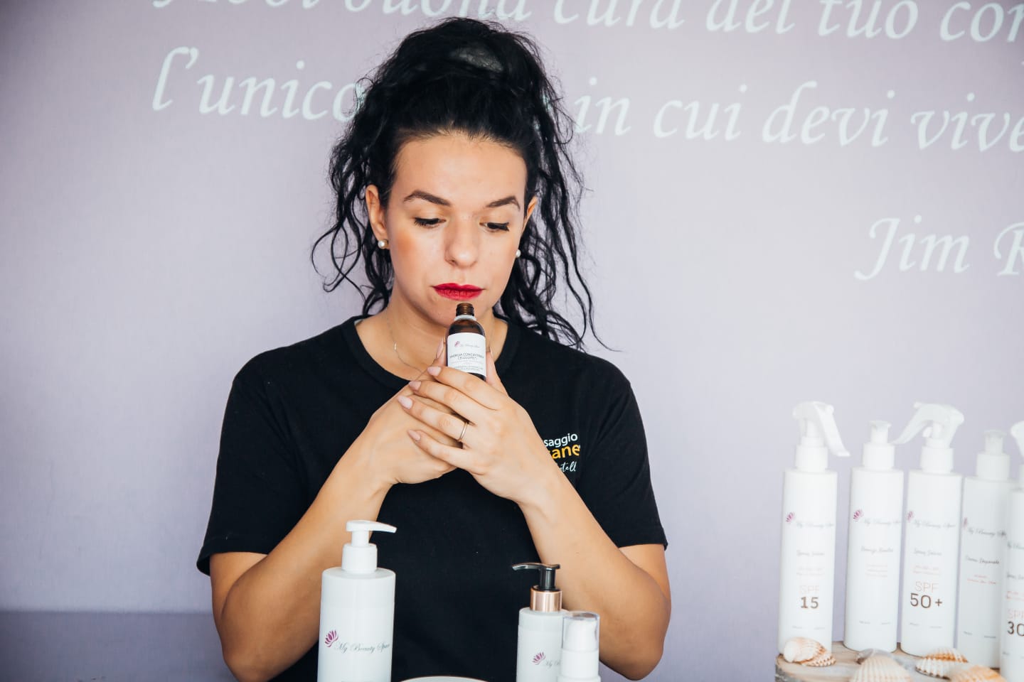 Valentina Restelli con i prodotti della sua linea per la cura a casa
