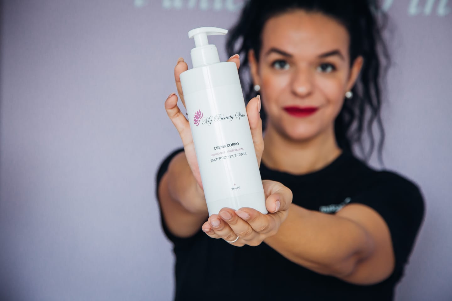 Valentina con una crema corpo dello studio