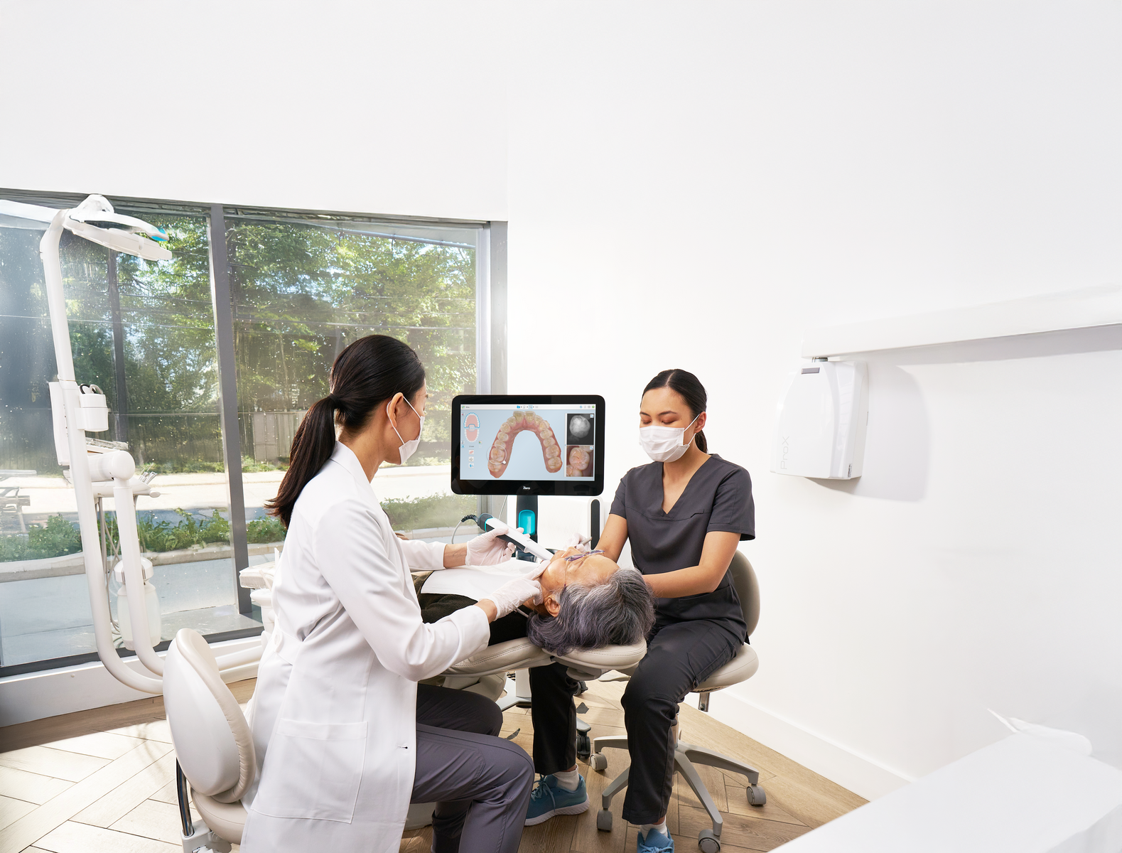 Zaleta leczenia nakładkowego Invisalign