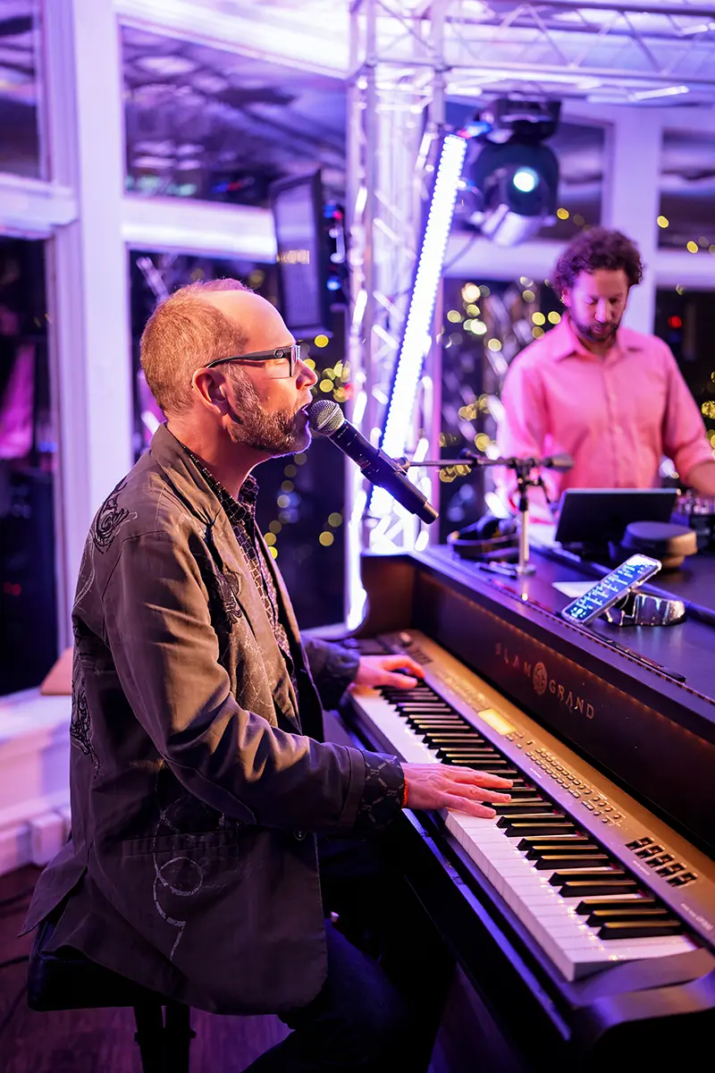 Piano Fondue performer entertaining the crowd at a live dueling pianos show
