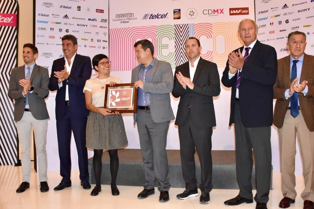 Administrators receive the Evergreen level Certificate from the Council for Responsible Sport at a press conference in Mexico City on November 6, 2018.