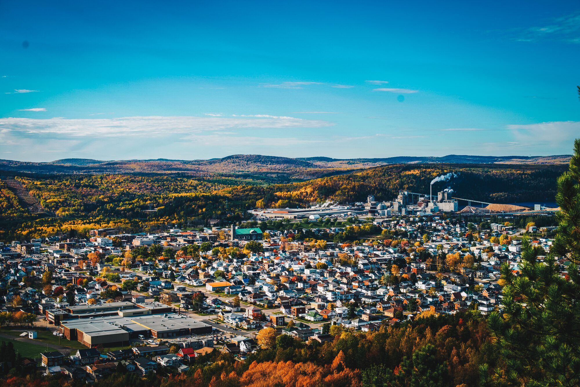 Vue aérienne de La Tuque et du Haut-Saint-Maurice aux couleurs d'automne