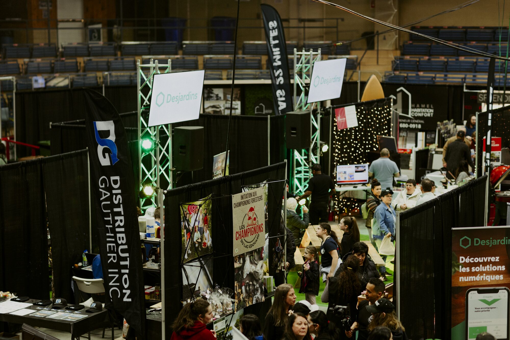 Foule dans les allées du Salon des commerçants 2025 de La Tuque